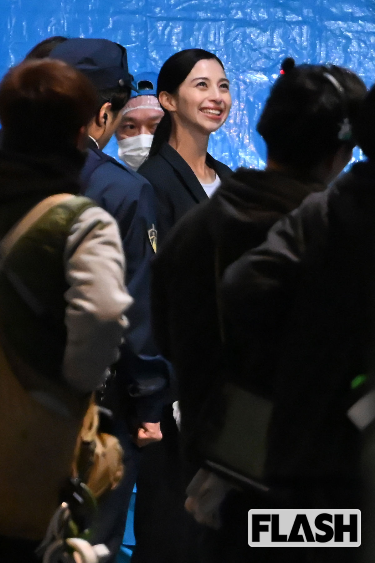 事件現場のシリアスなシーンで、笑顔を見せ、共演者を和ませる中条あやみ