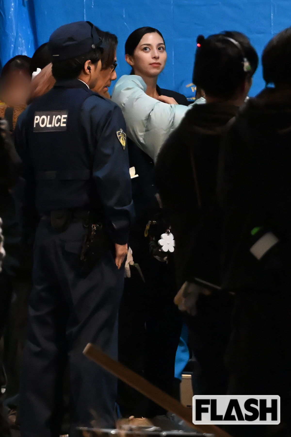 真剣な表情でロケをする中条あやみ