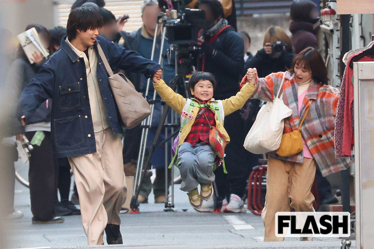 子供のジャンプを手で支える志田未来と兵頭功海