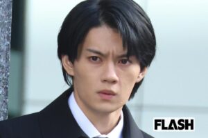 佐野勇斗、イケメンスーツ姿をキャッチ！松嶋菜々子との連ドラで評価急上昇、…