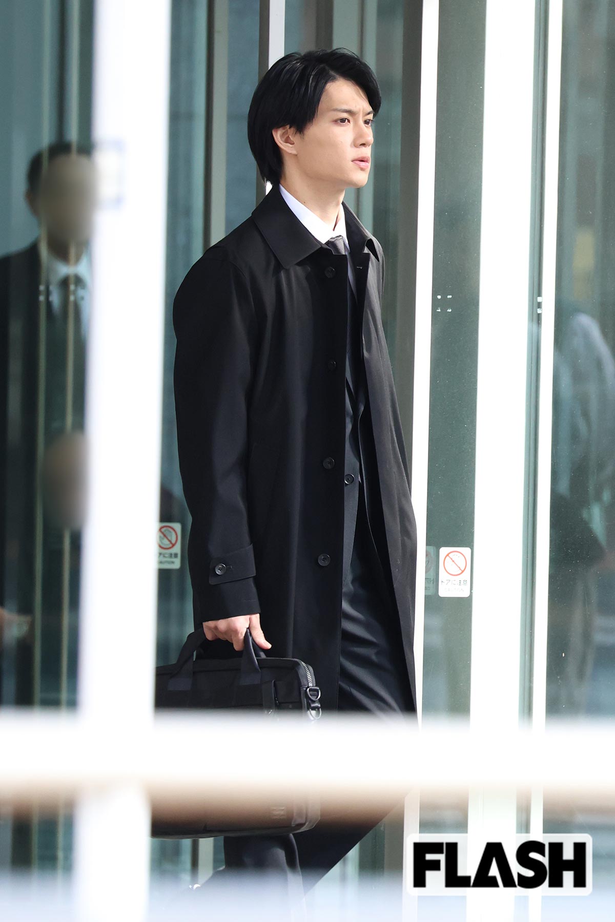 遠くを見る佐野勇斗