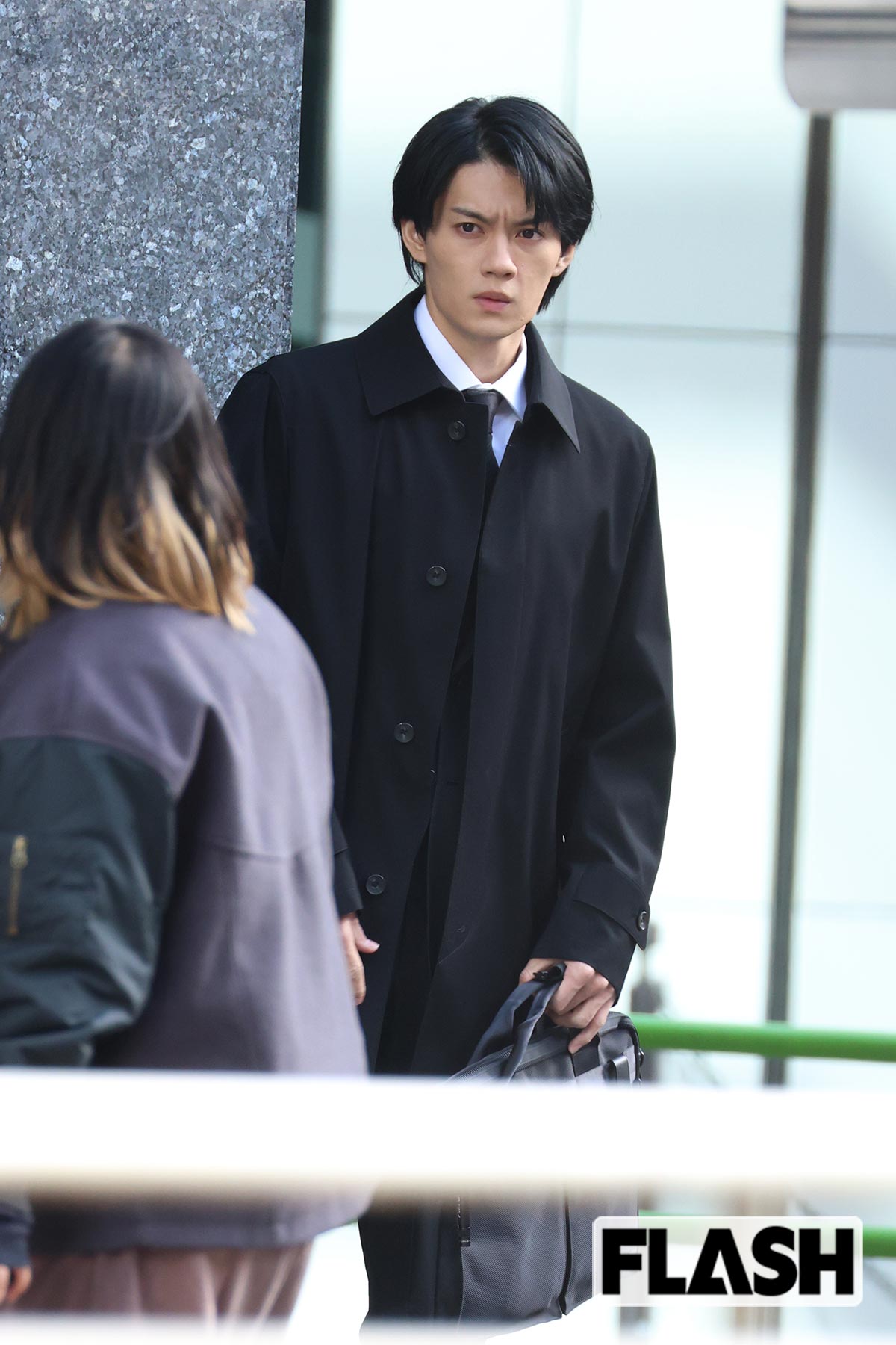 佐野勇斗、イケメンスーツ姿をキャッチ！松嶋菜々子との連ドラで評価急上昇、期待高まる “次回作”