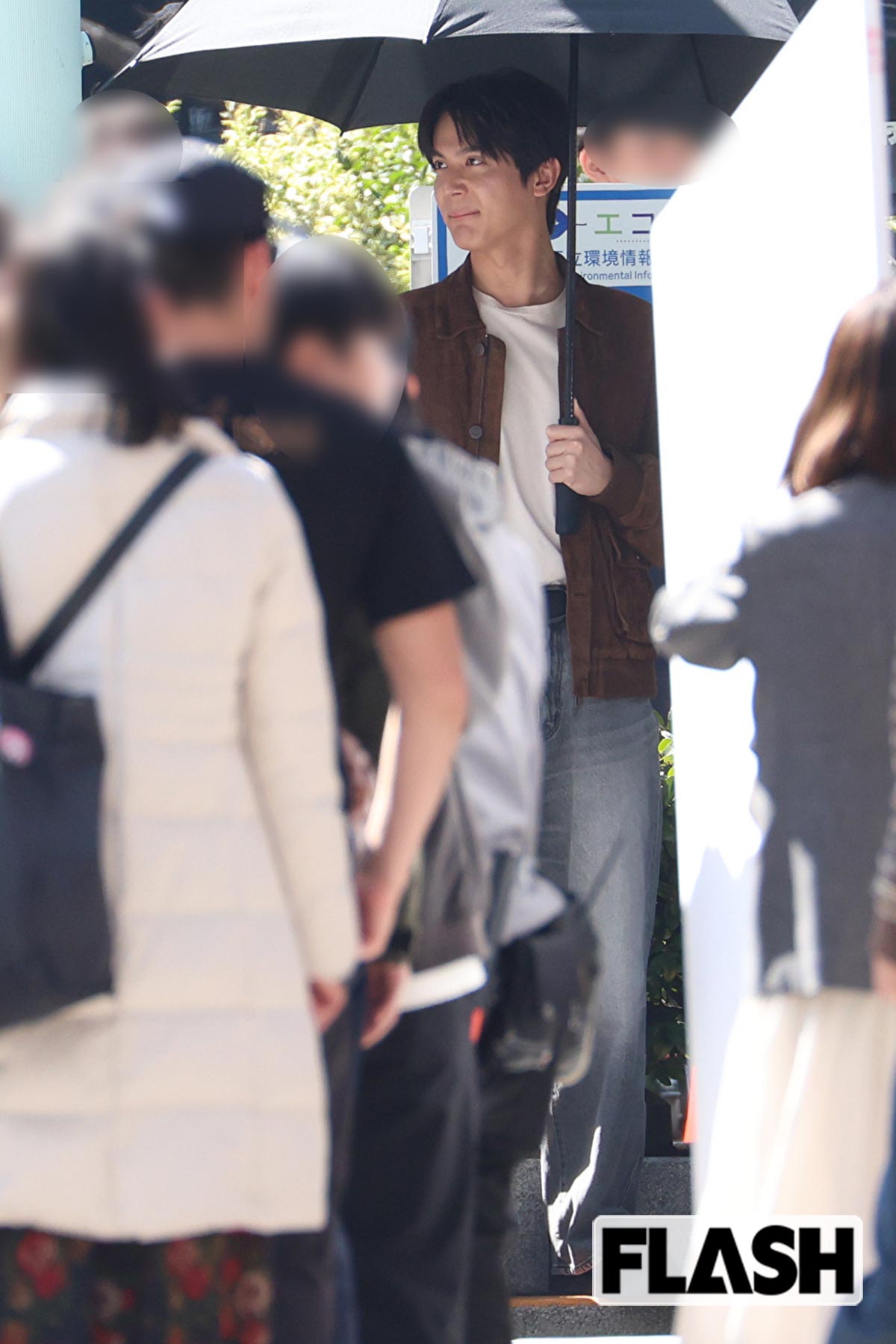 路上でロケをしていた中川大志。多くの通行人が足を止めて見守った