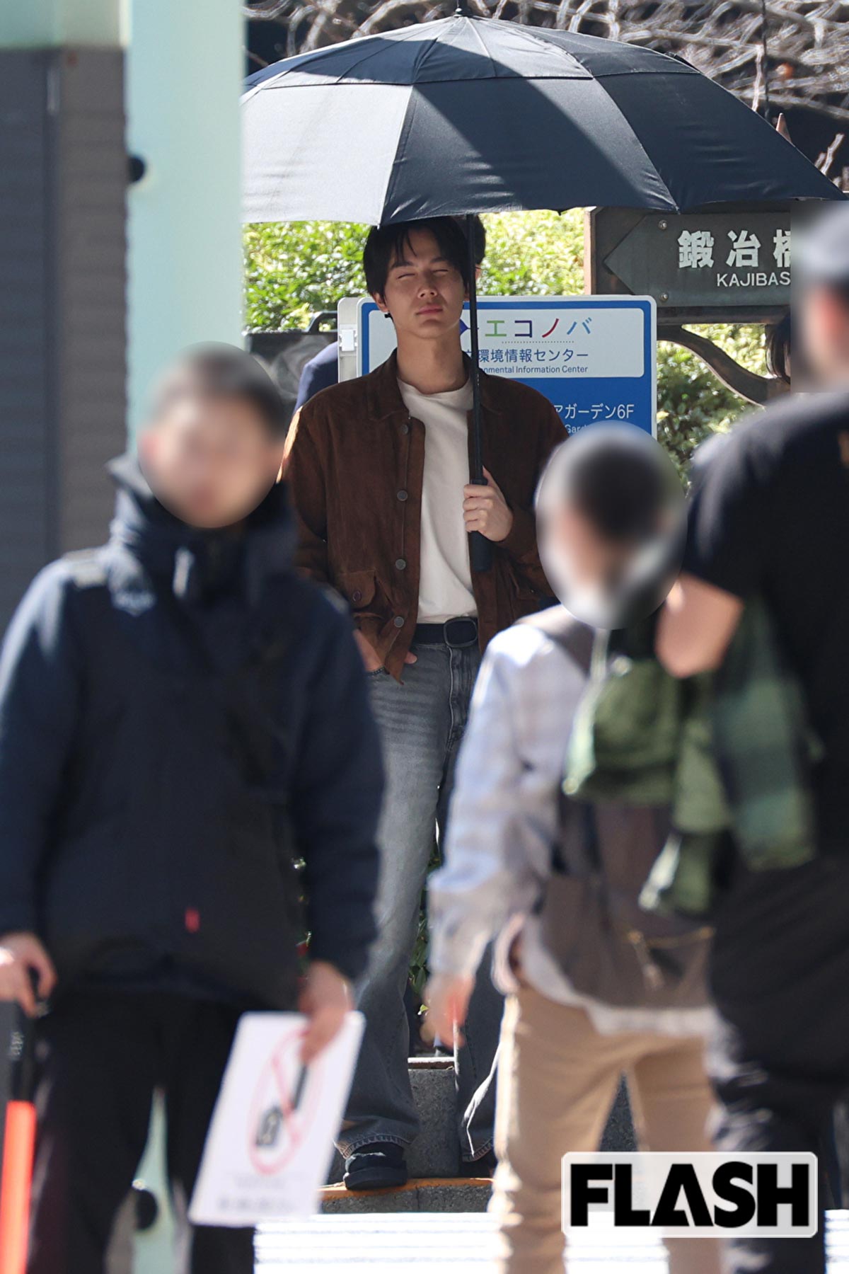 眩しそうに目を細める中川大志