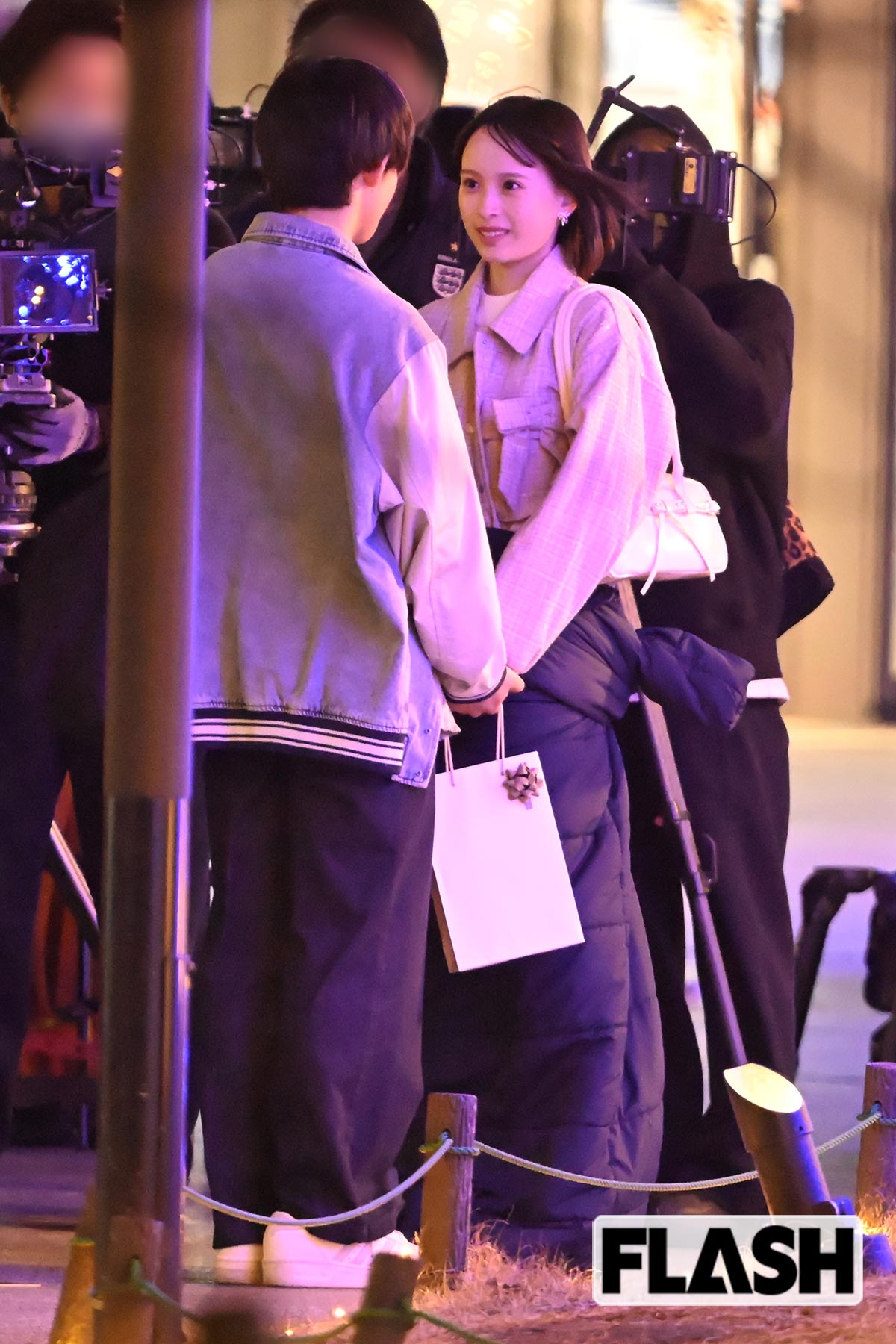 手を握り合う志田こはくと高尾颯斗