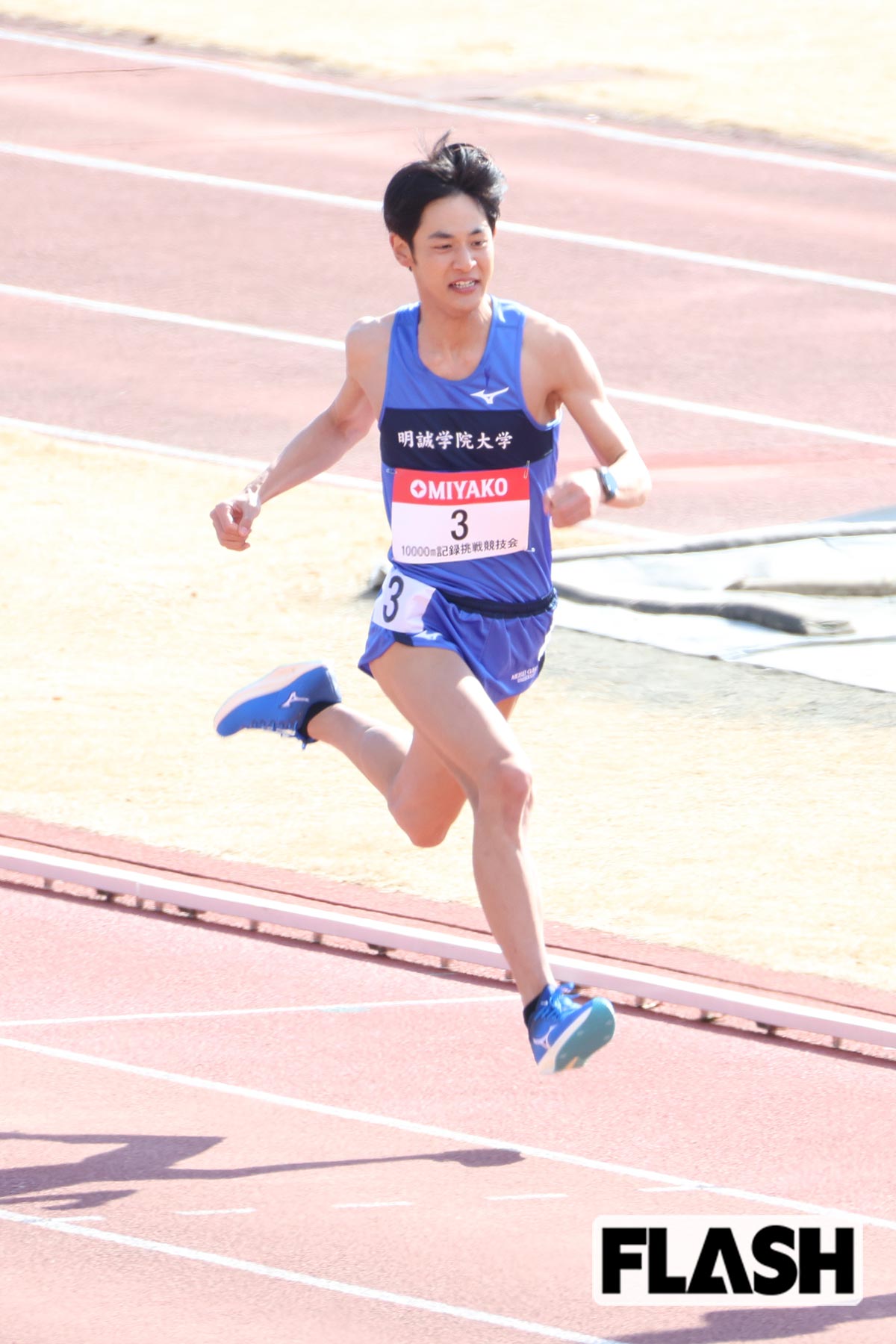 全力で走る若手俳優の小林虎之介