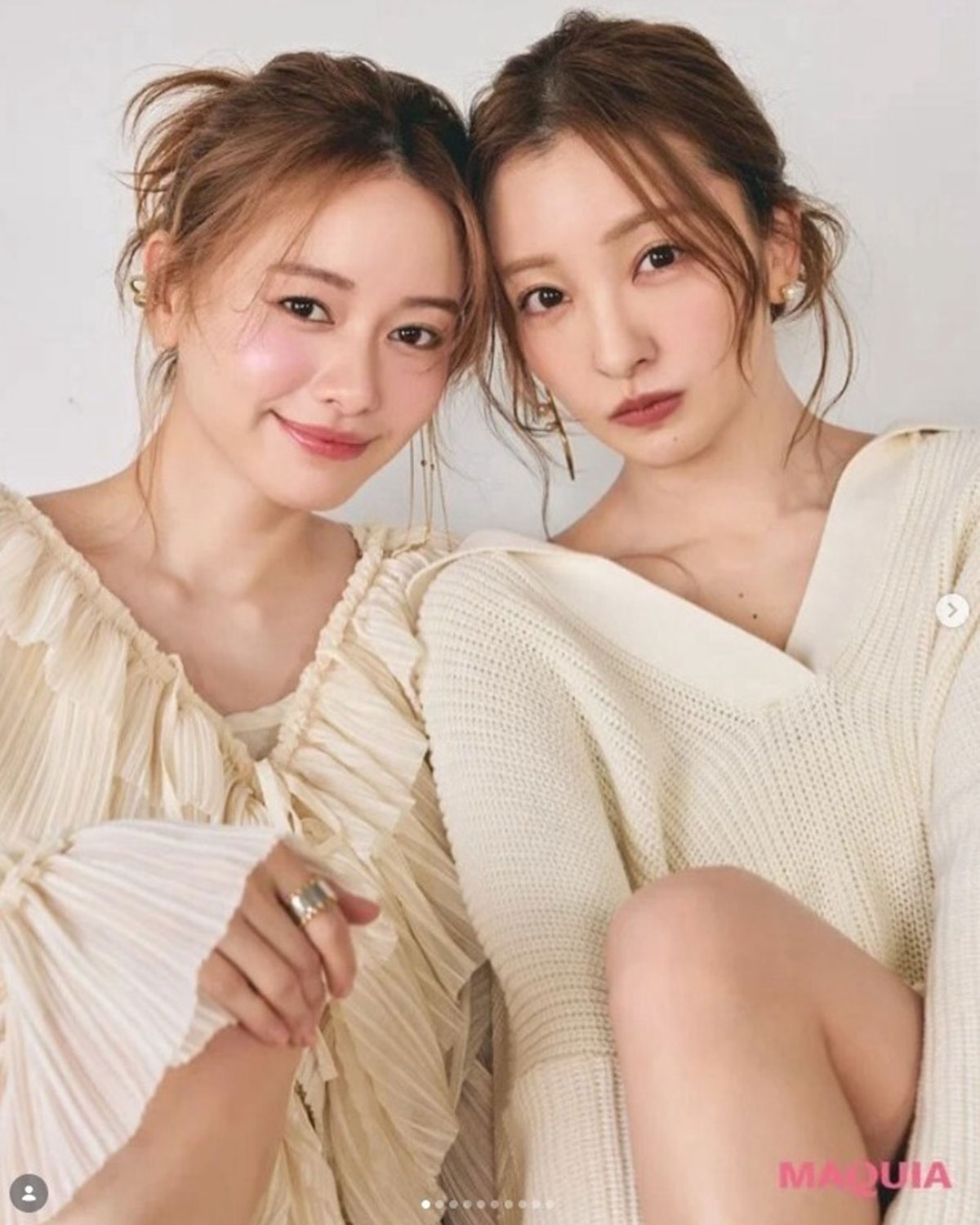 板野友美とのツーショットを披露した山本舞香。体調不良で主演ドラマ降板報道があったものの、元気そうだ（写真・板野友美のInstagram「tomo.i_0703」より）