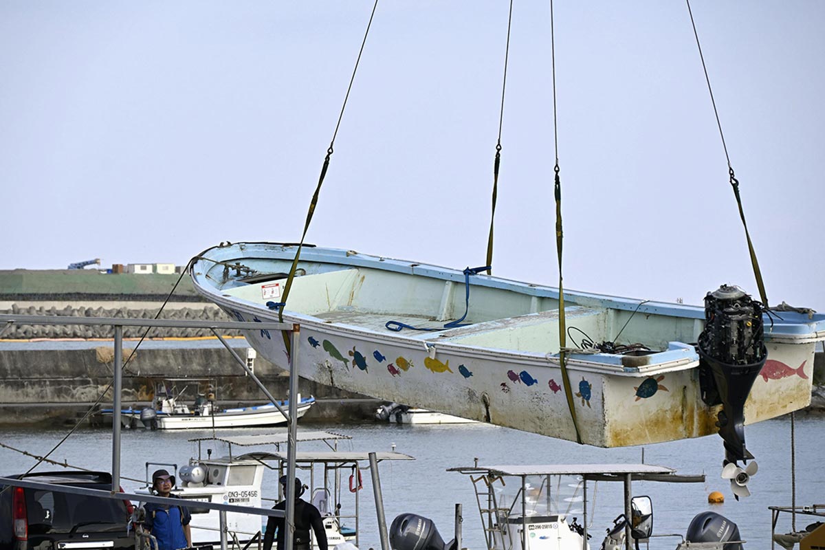 引き上げられた平和丸。当日は生徒が10人乗船し転覆したという（写真・共同通信）