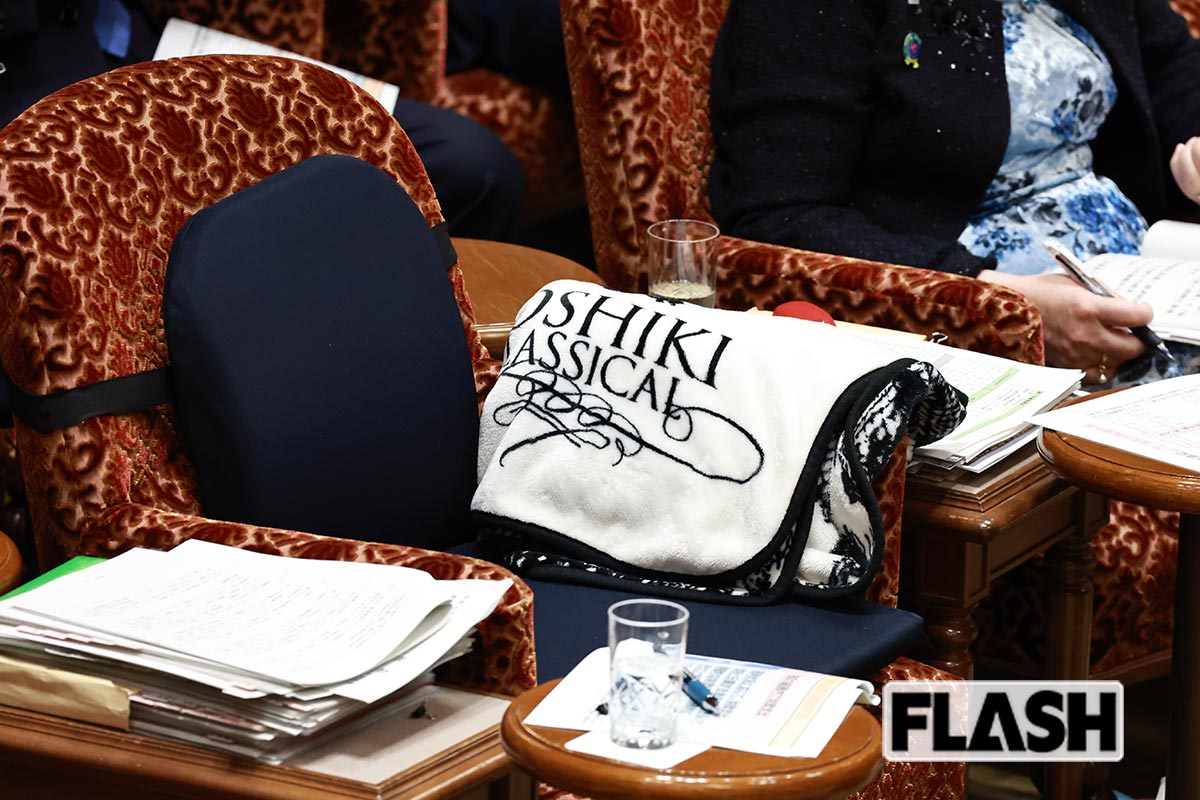 3月17日の衆院予算委員会で高市早苗首相が使用したYOSHIKIワールドツアーのブランケット（写真・長谷川 新）