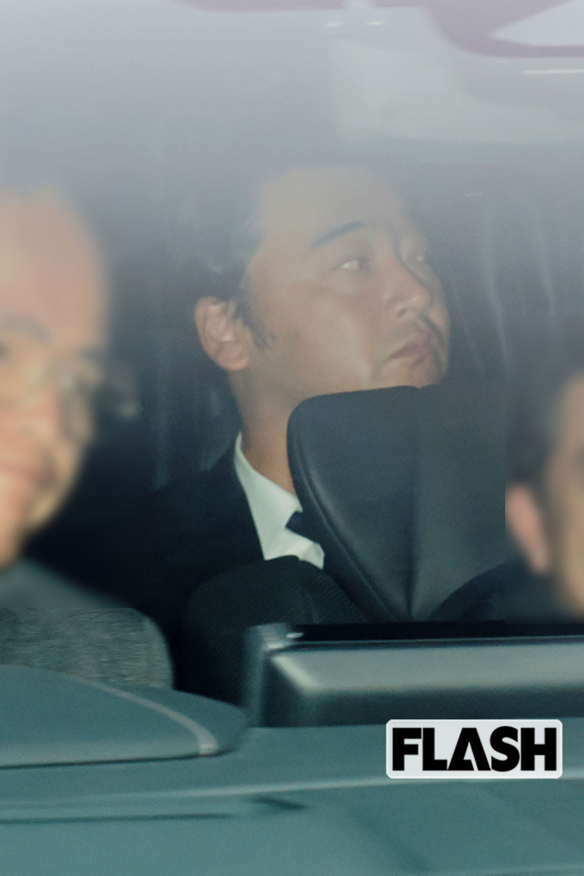 ハイヤーで東京地裁を後にする斉藤慎二。疲労がたまったのか、げっそりとしている