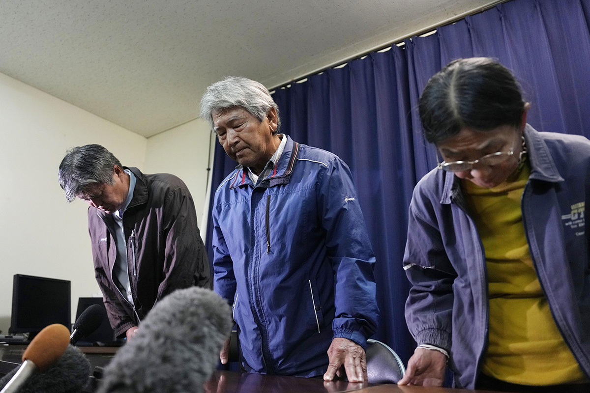 事故について謝罪する抗議団体。メンバーは高齢者が多い(写真・共同通信)