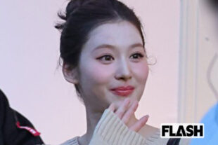 TWICE・サナが原宿に降臨!　100人超が殺到も車の窓を開けての“神ファンサ”に「さすがだね」ファン感嘆