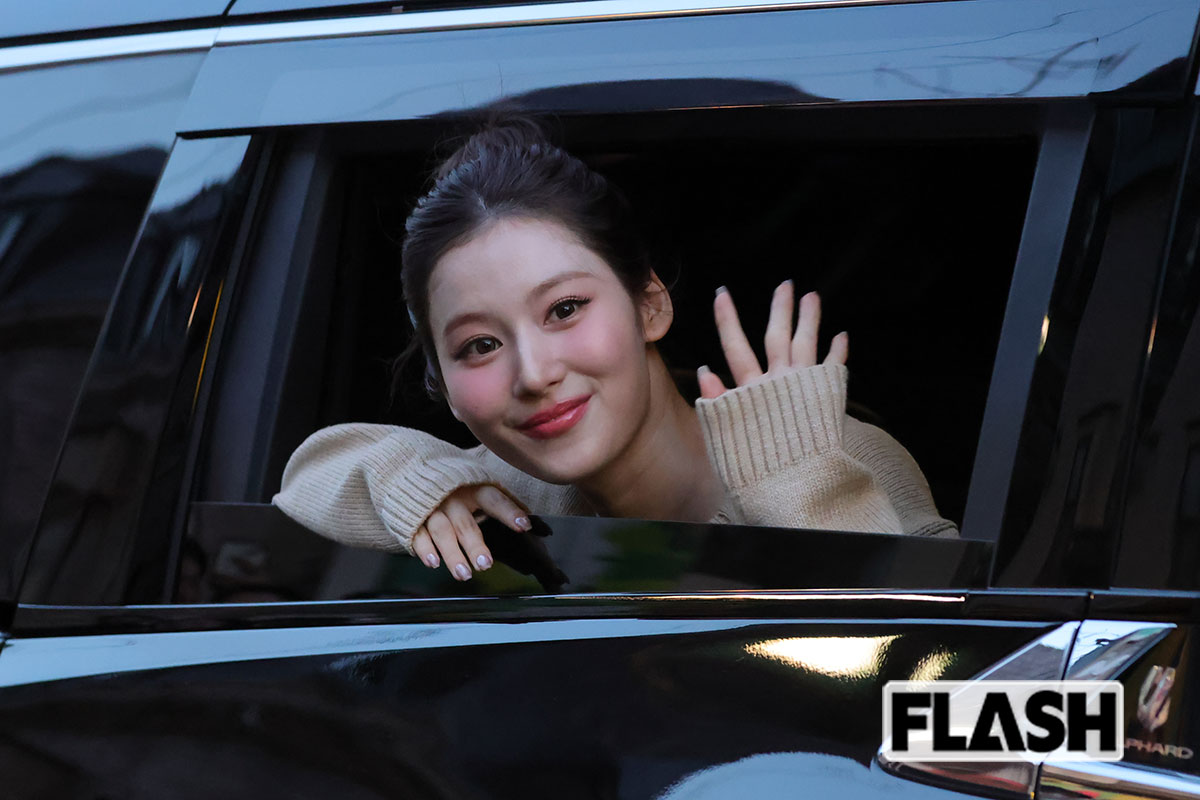 集まった100人異常のファンにむけて手を振る“神ファンサ”を披露したサナ