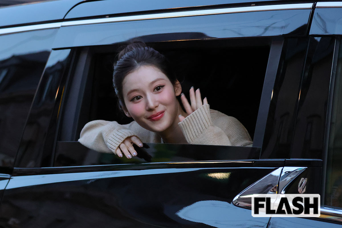 サナをひと目見ようとファンが殺到。それにしっかりと笑顔で応えたサナ