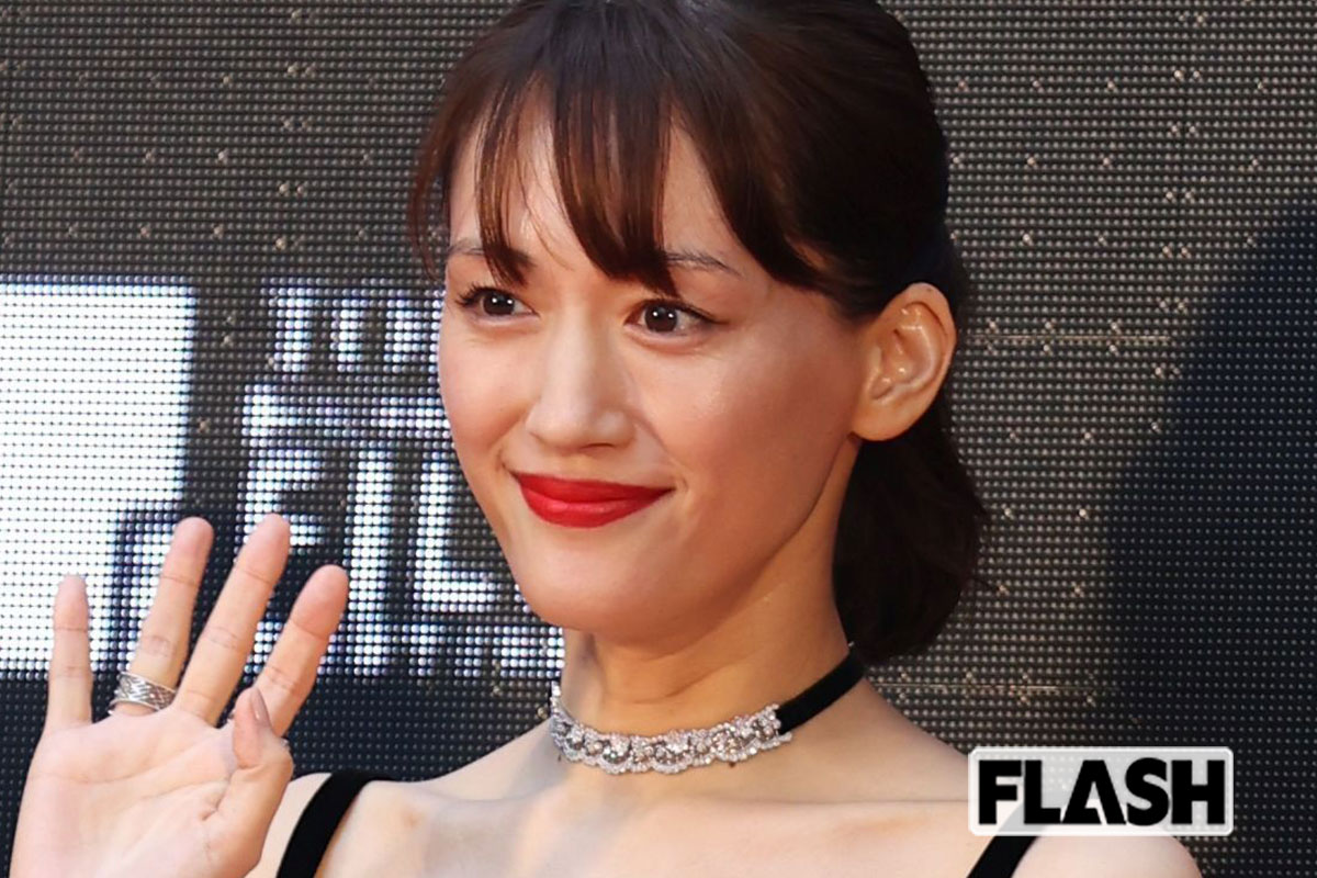 綾瀬はるか、ユニクロCMで2年連続「上半身裸」披露で波紋　ジェシーと共演…