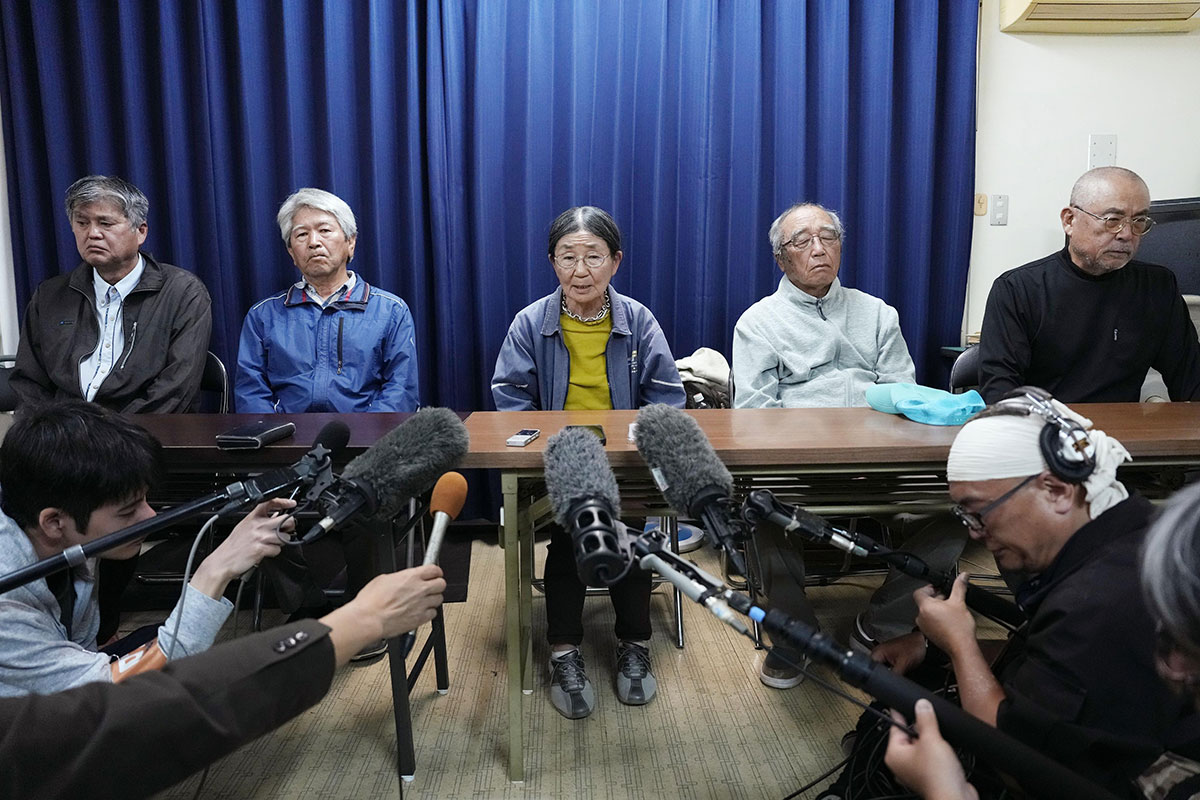 3月16日に夜に会見をしたヘリ基地反対協議会。服装や態度をめぐり物議をかもしている（写真・共同通信）