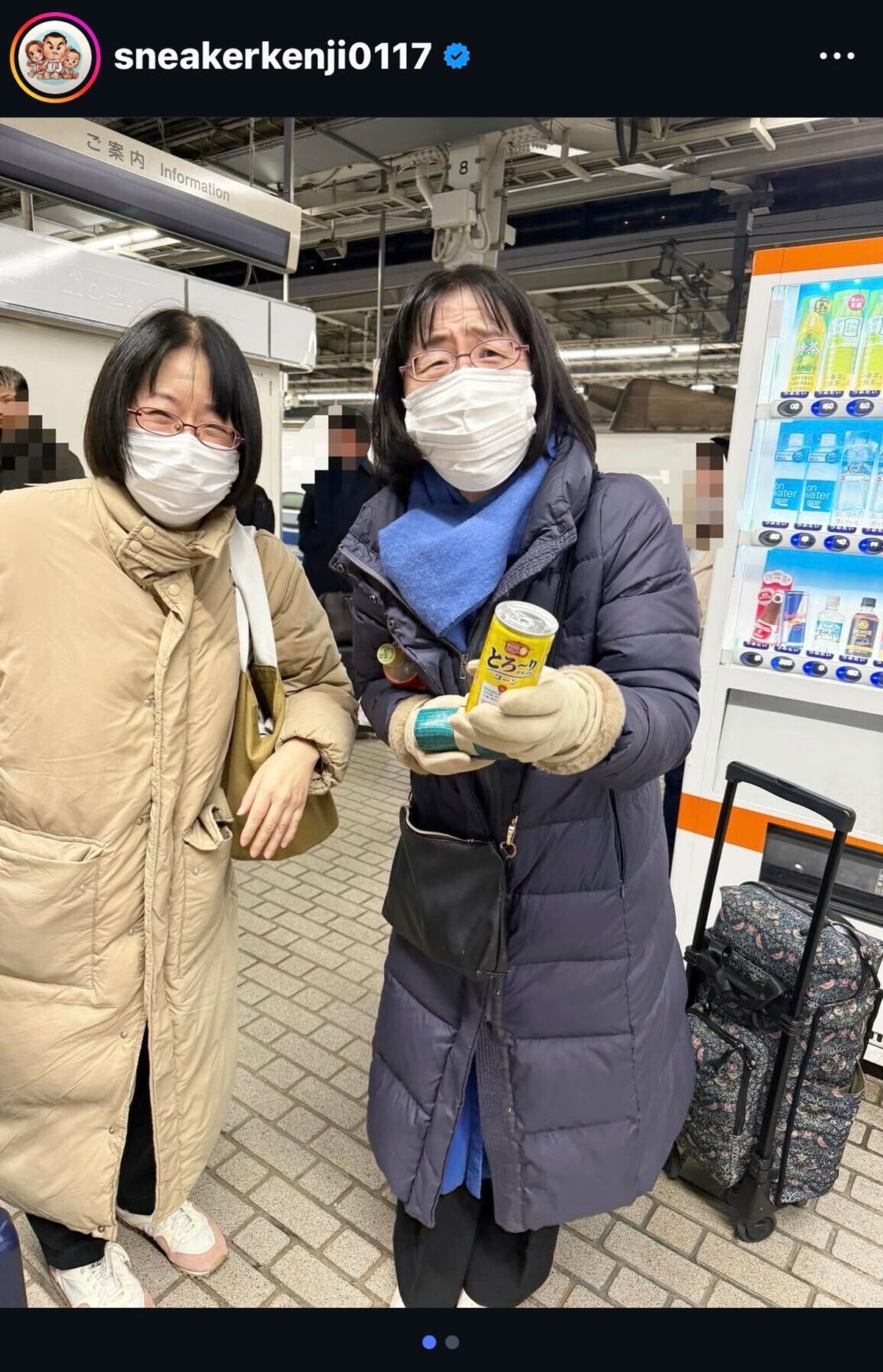 阿佐ヶ谷姉妹・江里子の後ろに見えるキャリーバッグは、香川県のブランド「SWANY」の商品と特定された。お値段3万5200円、高すぎず安すぎずの“絶妙なお値段”だ（画像・山内健司のInstagram「sneakerkenji0117」より）