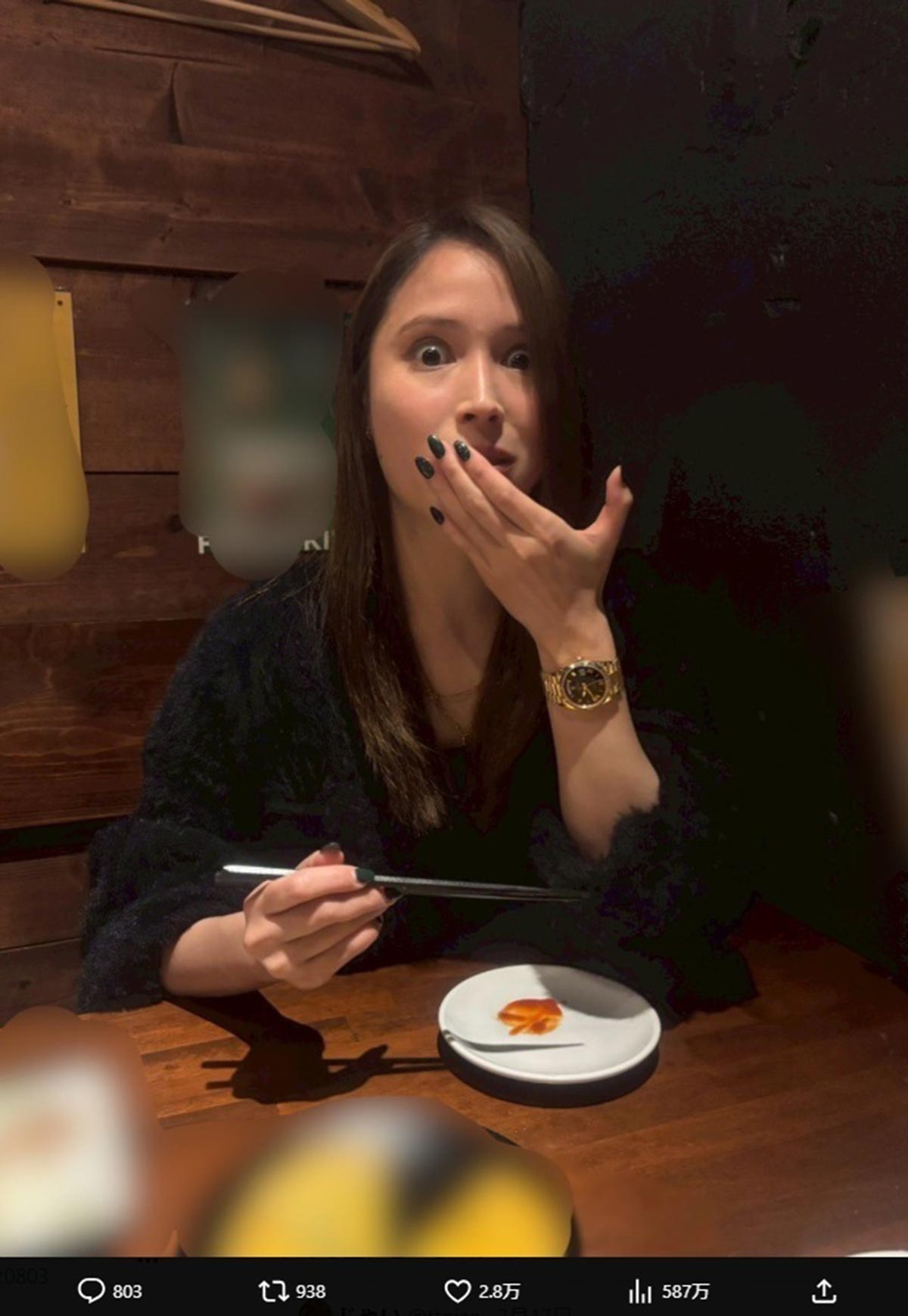 広瀬アリスが投稿した変顔写真。“変顔”よりも腕にキラリと光る時計に注目が集まった（写真・広瀬アリスのX「@Alice1211_Mg」より）