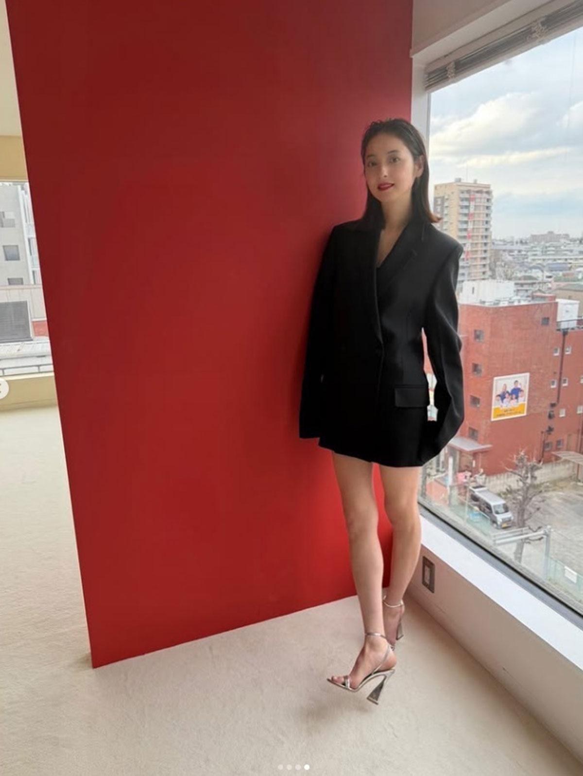 ひざ上10cm以上と思しき大胆な丈感のミニスカをはいた佐々木希。多くのファンから絶賛の声がよせられた（写真・本人Instagramより）