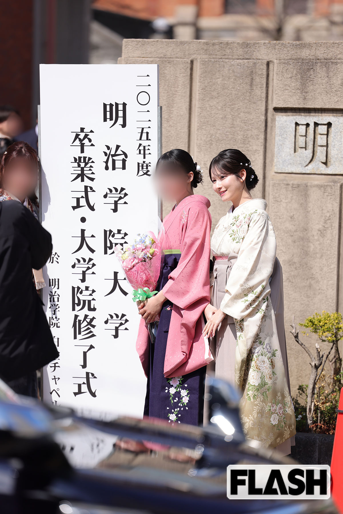 大学の入り口で記念撮影をする北川莉央