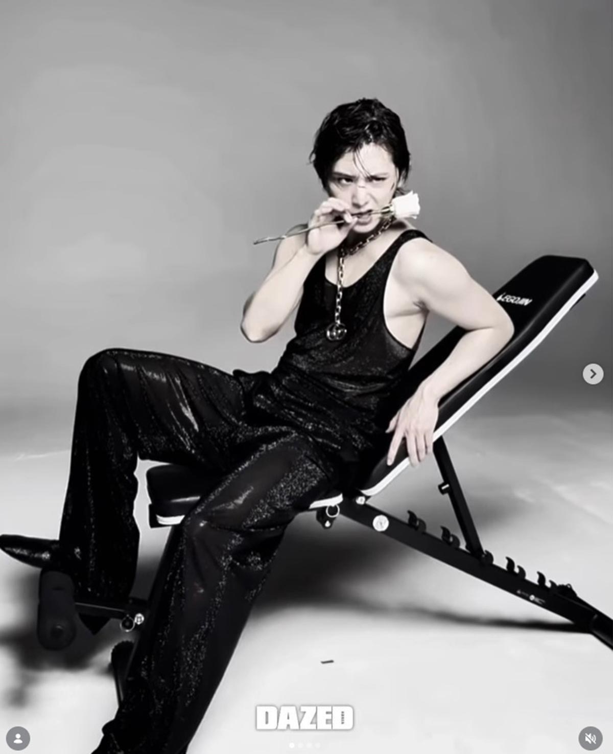 韓国のファッション誌の表紙を飾る山田涼介。モノクロでバラをくわえるというワイルドでセクシーなショットだ(写真・「dazedkorea」公式Instagramより)