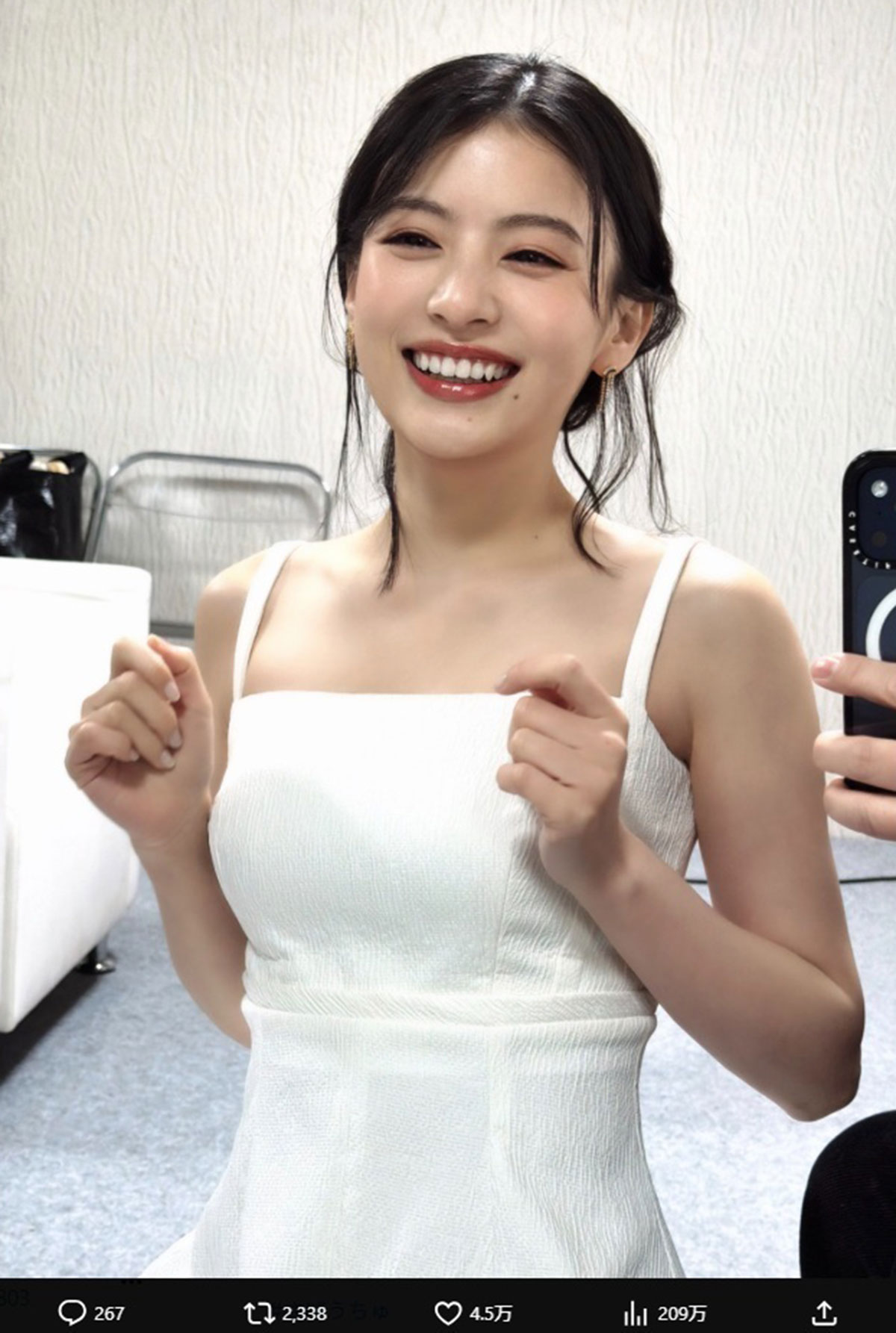 出口夏希が公開した白いキャミソール姿。その完成度の高さゆえかAI加工を疑う声も出た（写真・本人のXより）