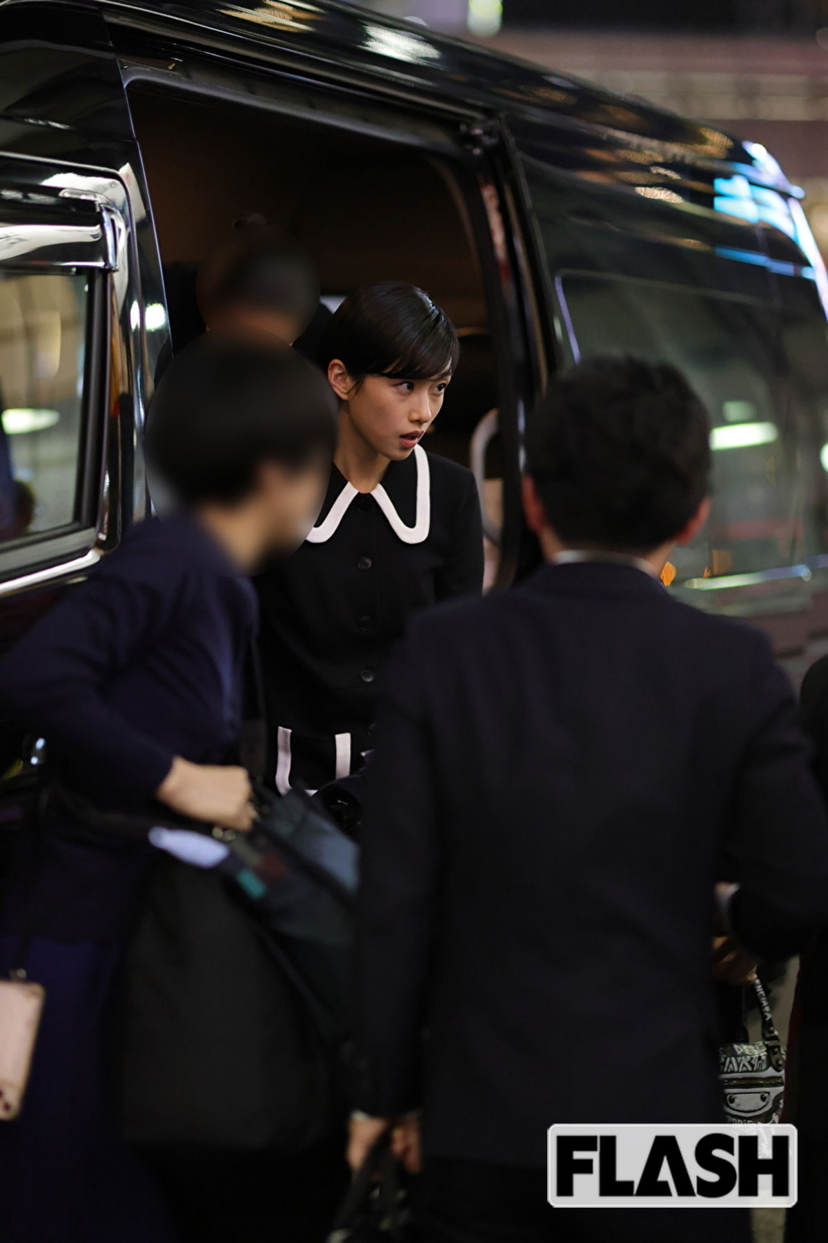 関係者に囲まれる河合優実