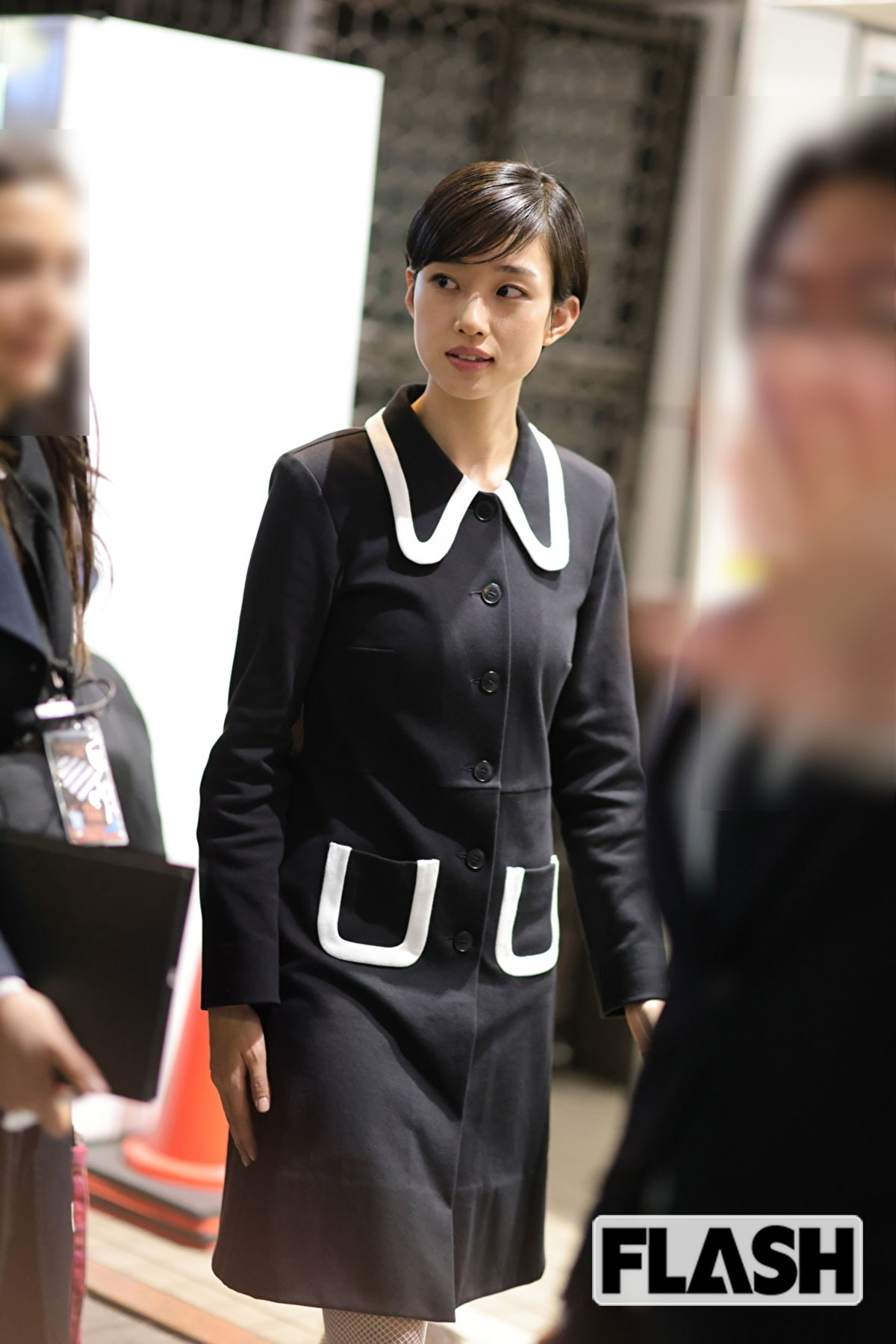 レトロなミニスカワンピースを着た河合優実。ファンからは山口百恵に似ていると指摘する声があがっている