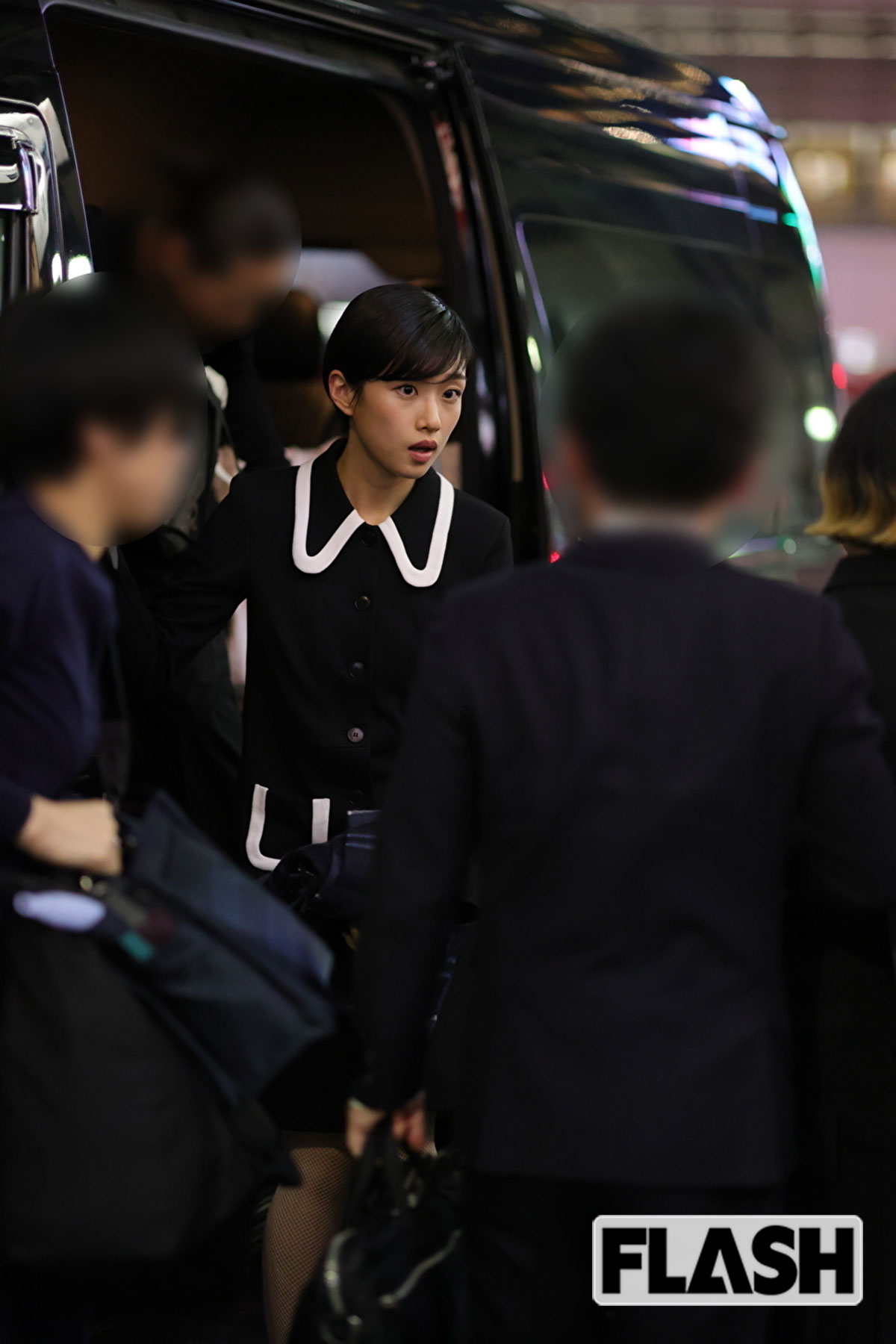 車から降りてくる河合優実