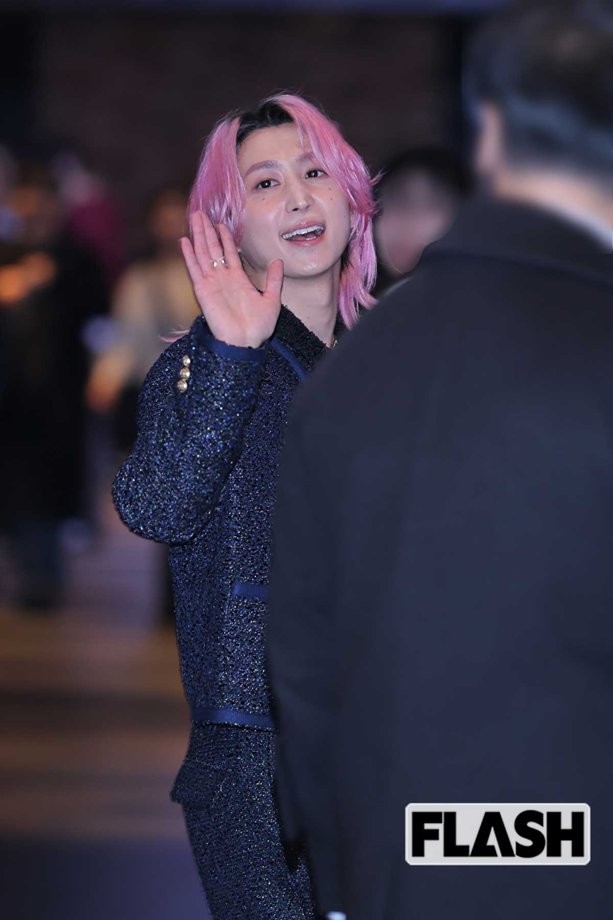 SnowMan・佐久間大介、韓国での鮮やか “ピンク髪” 姿をキャッチ！ファンに囲まれてご満悦、高まる韓国での人気