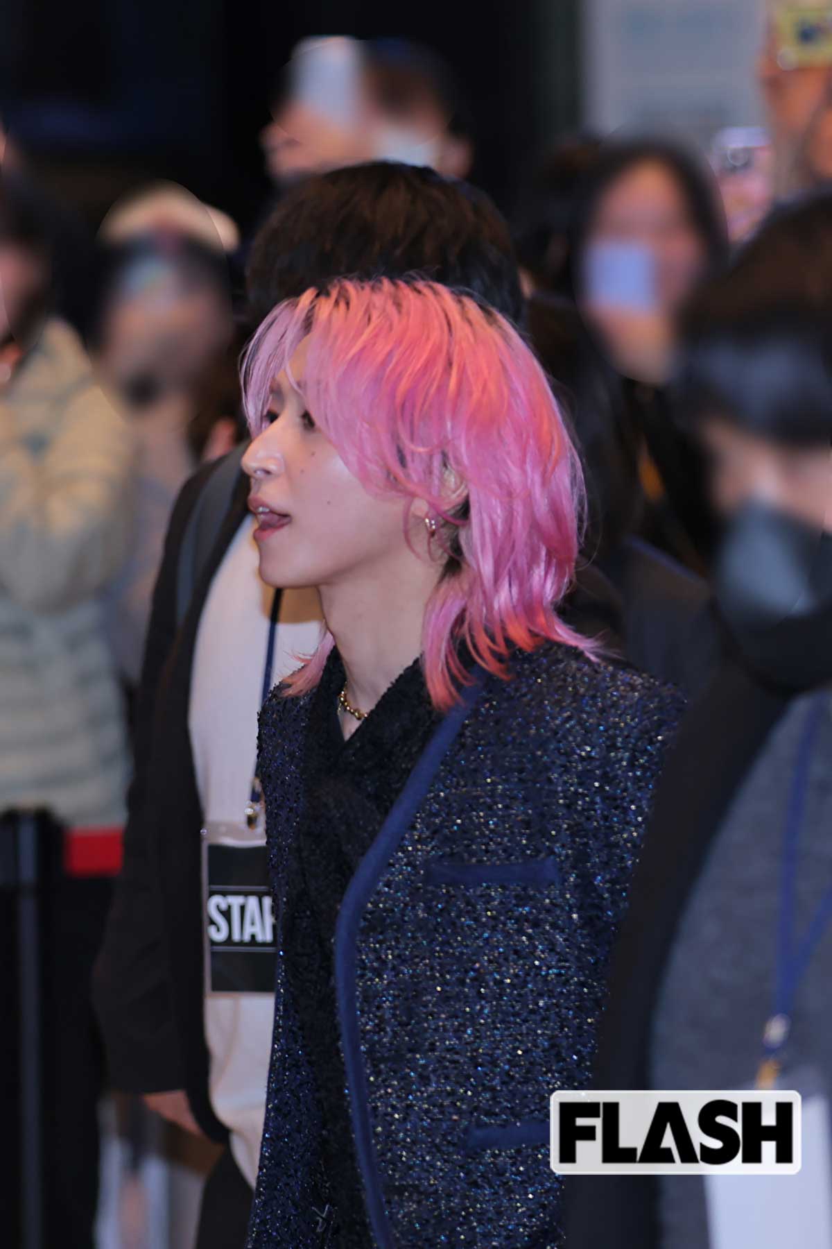 ピンク髪で韓国のイベントに登場した佐久間大介。多数の現地ファンが詰めかけ、黄色い声援が飛び交った