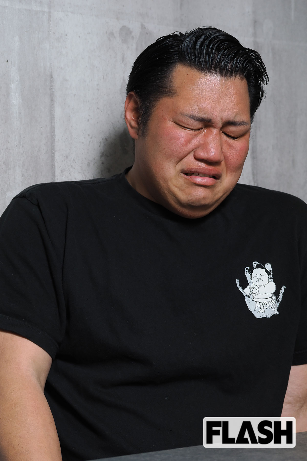 元小結・松鳳山の松谷裕也さんは、インタビュー中に元大関・若嶋津さんを思い出して涙を流す場面もあった（写真・梅基展央）