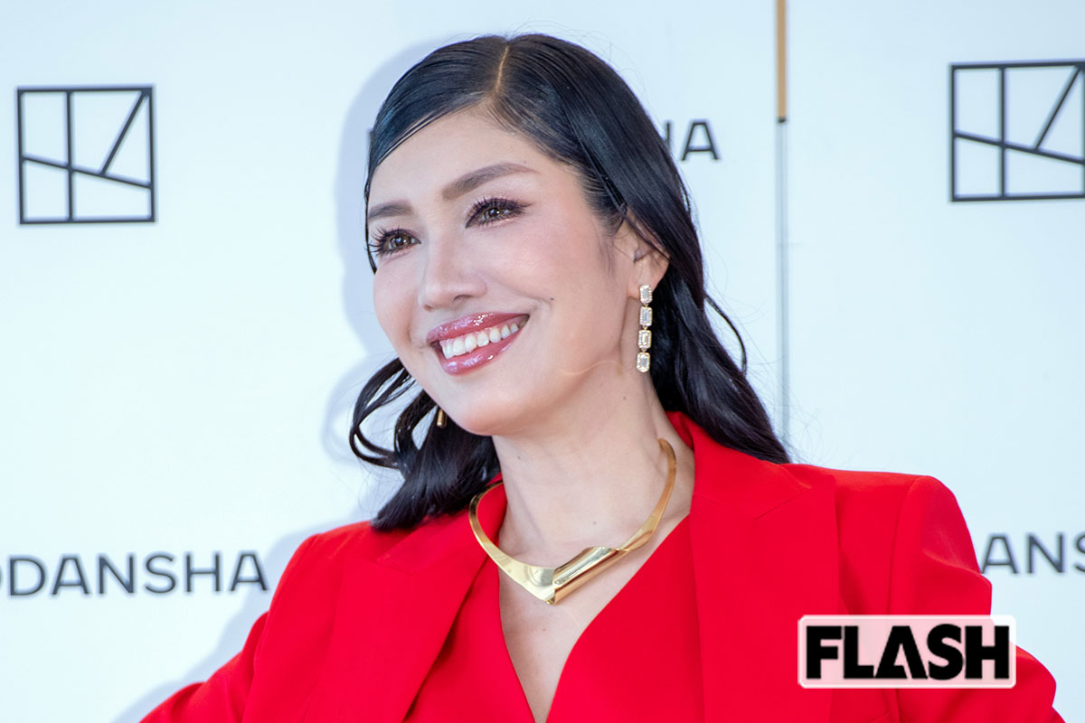 アンミカ、ハイヒール・モモコの息子の結婚式で「肩全開」着物ドレス披露…有名人ゲスト続々参加の“主役食い”ぶり