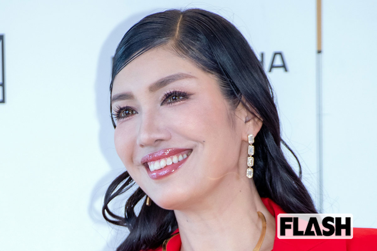 アンミカ、ハイヒール・モモコの息子の結婚式で「肩全開」着物ドレス披露…有…