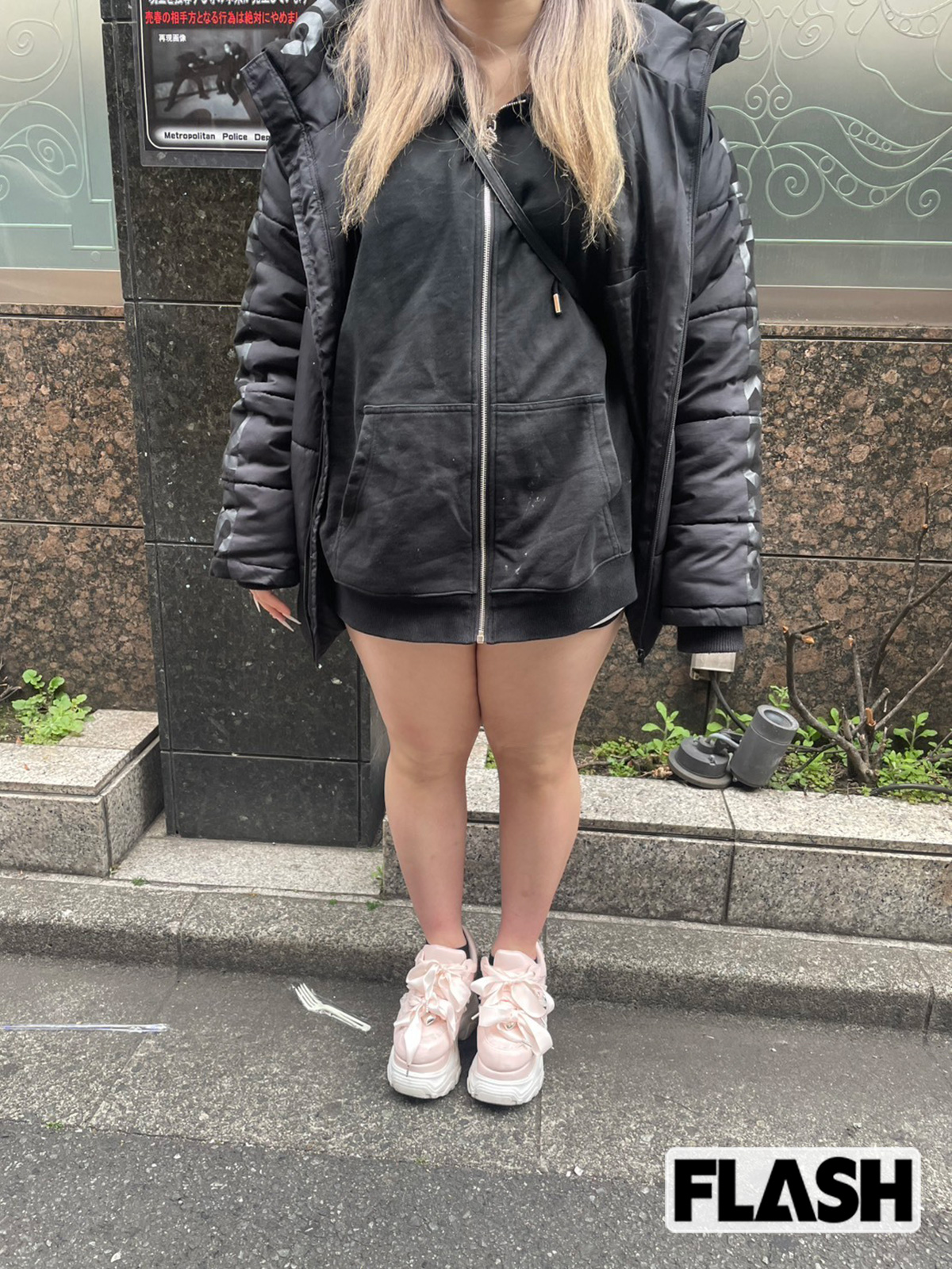 月平均で100万円を稼ぐという19歳の立ちんぼ女子・萌さん。客の男性に肋骨を折られるというトラブルに遭ったこともあるという