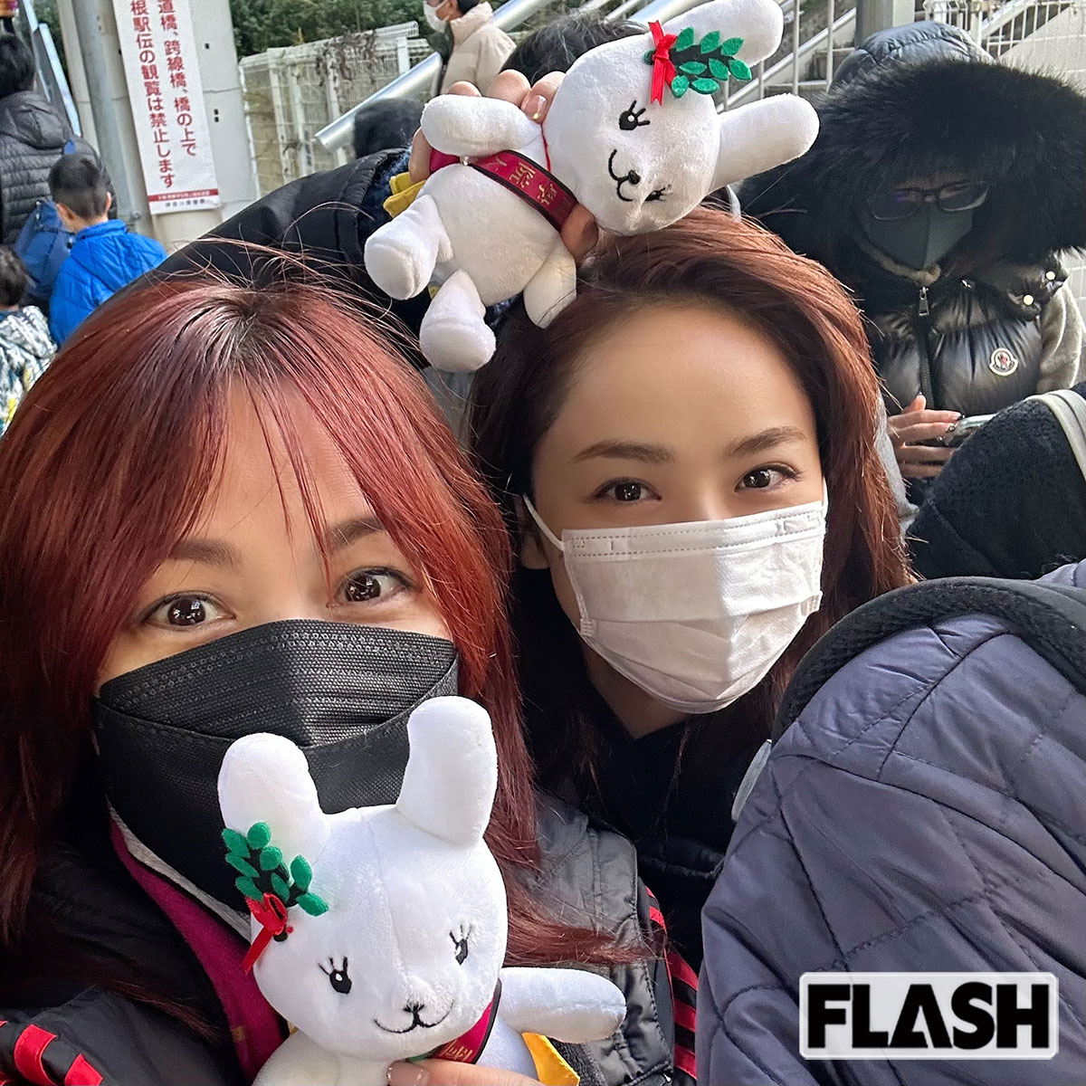 國學院大學陸上部の応援キャラクター “こくぴょん” を手に、箱根駅伝では2人揃って沿道から声援を送る