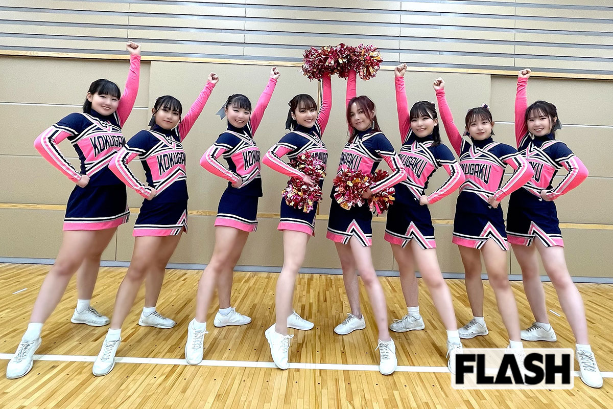 國學院大學全學應援團チアリーダー部「BUNNYS」のユニホームを着た平（左から4番め）と相川（右から4番め）