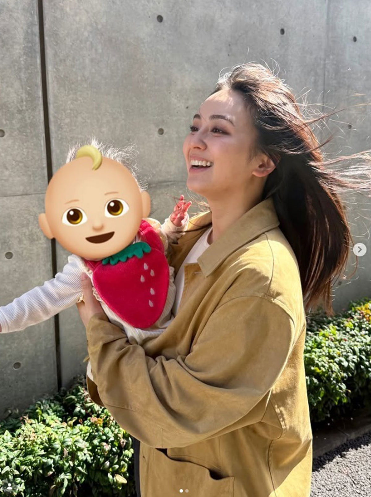 スピード復帰を果たした岡田結実。子供とツーショットも披露している（写真・本人Instagramより）