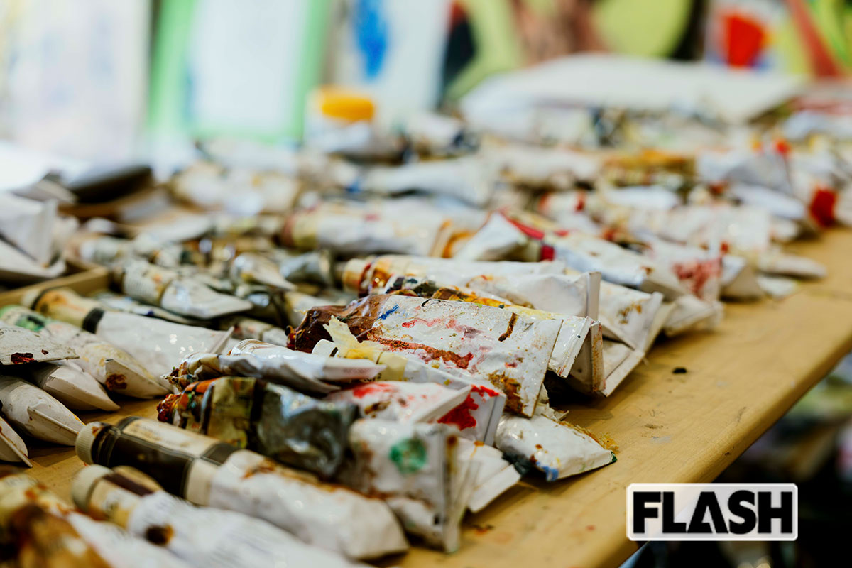 机に並ぶ無数の絵の具