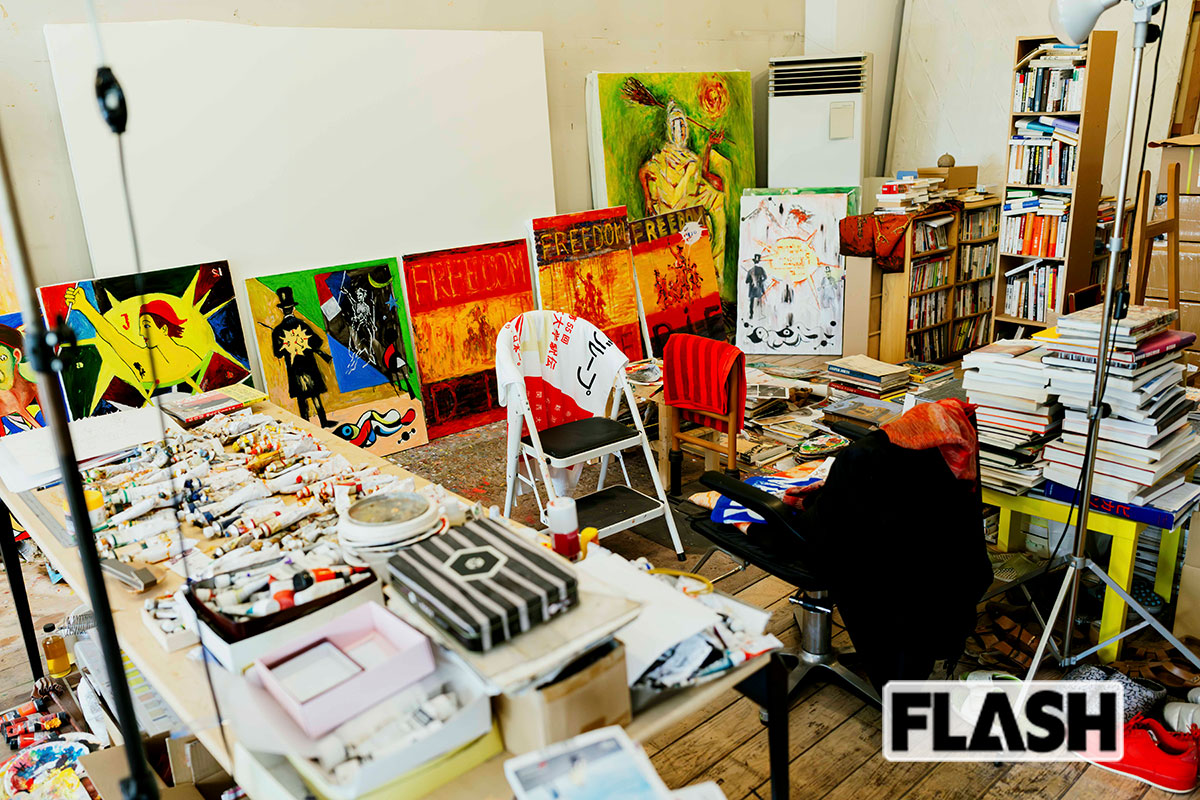 巨匠のアトリエ。中央の黒い椅子にもたれかかり、作品を眺めるのが日課だという