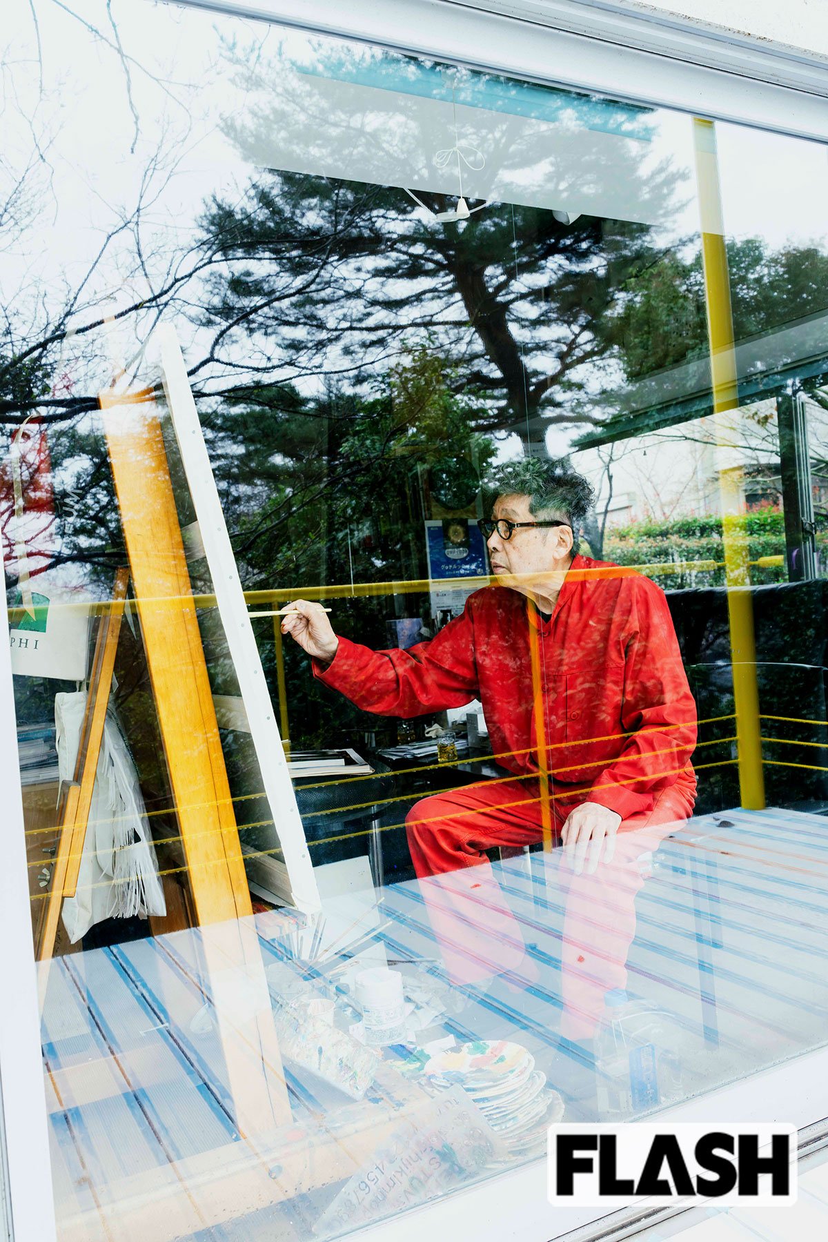 ふだんは窓際で制作に取り組む