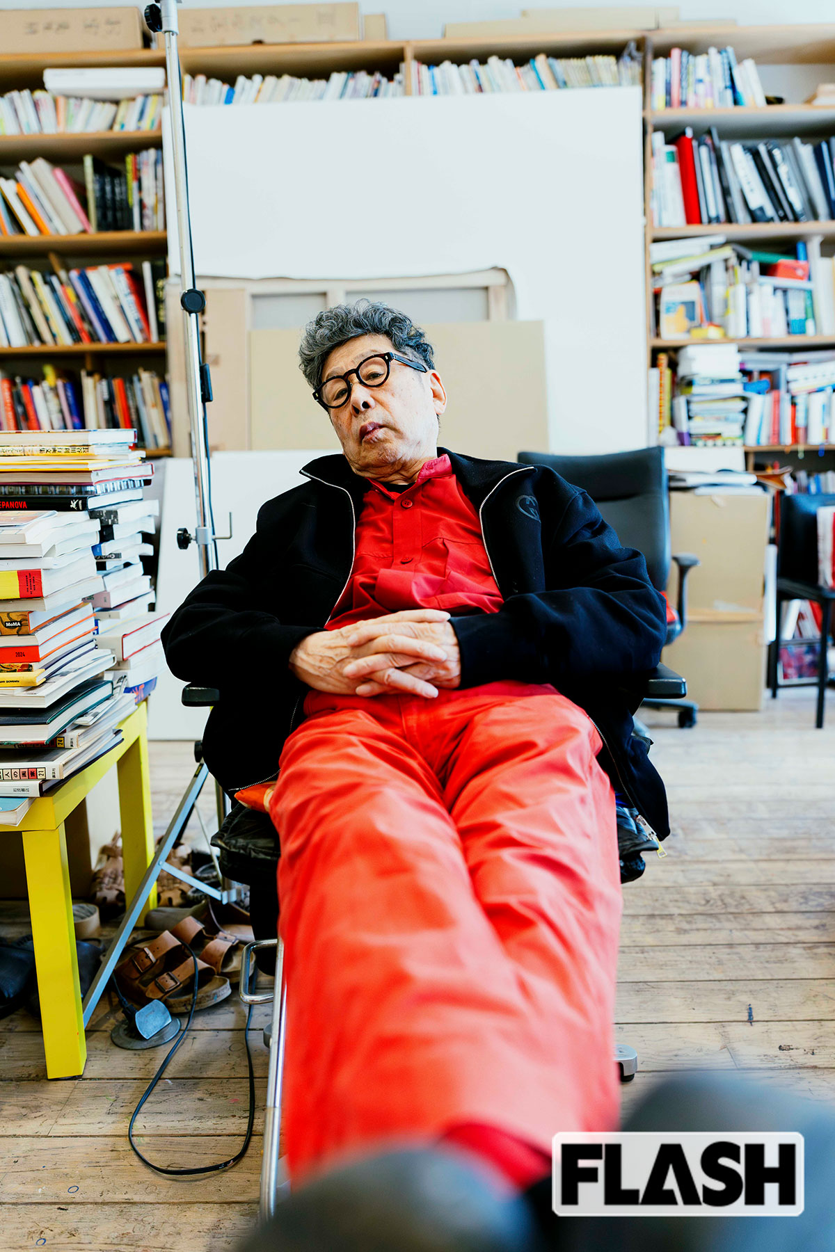 アトリエに横たわる横尾