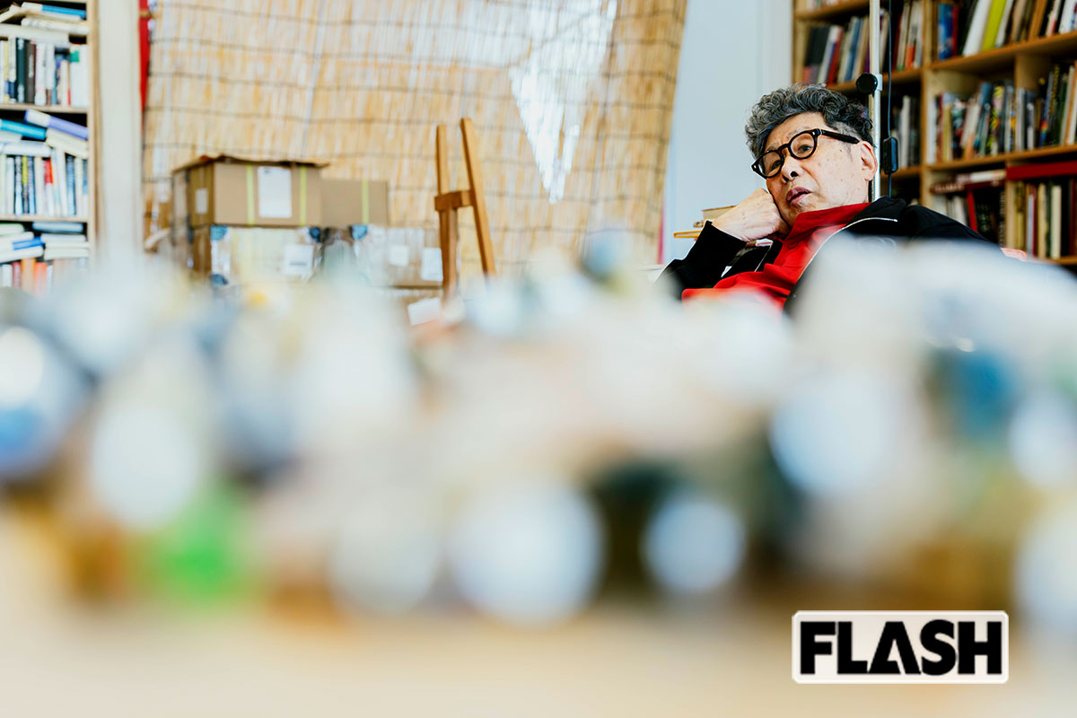 アトリエに横たわる横尾