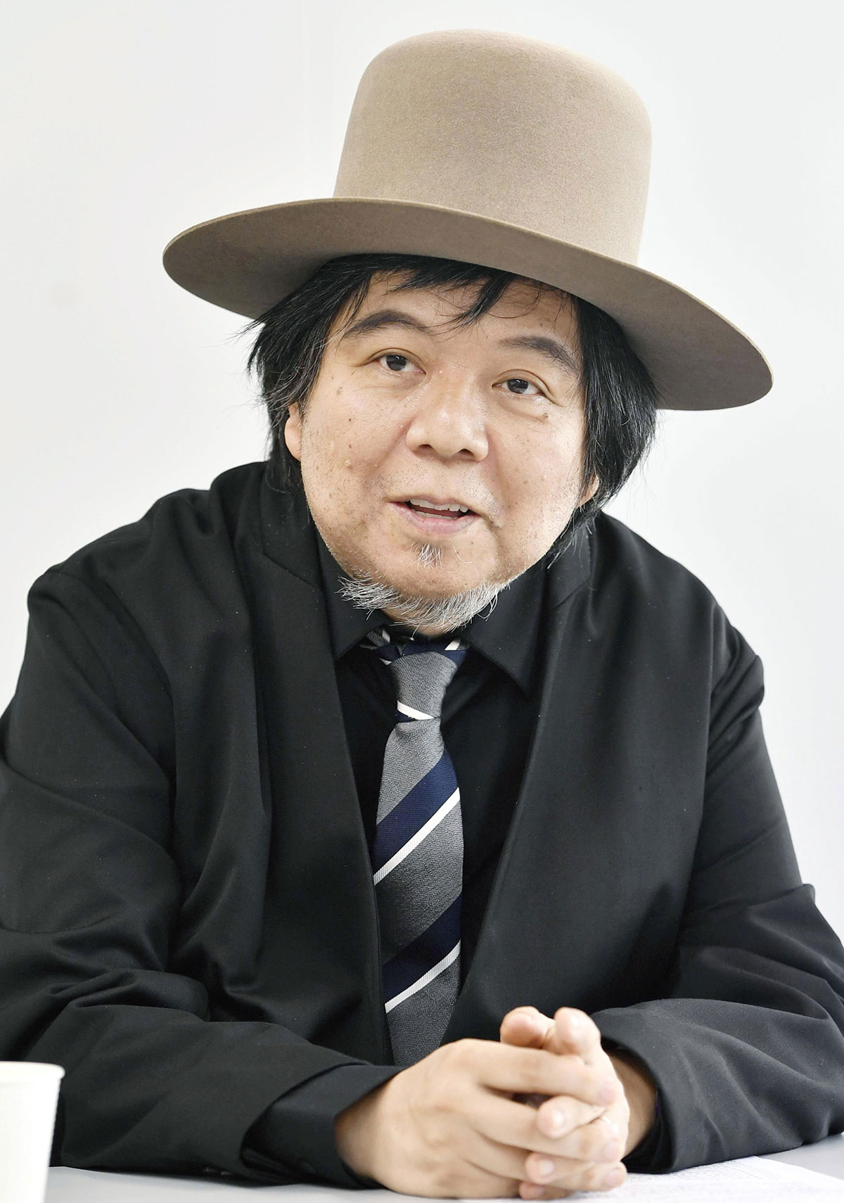 「つべこべ文句を言われるらしい」著名劇作家の「戦争反対」投稿が波紋…エンタメ界に広がる政治的発言の波