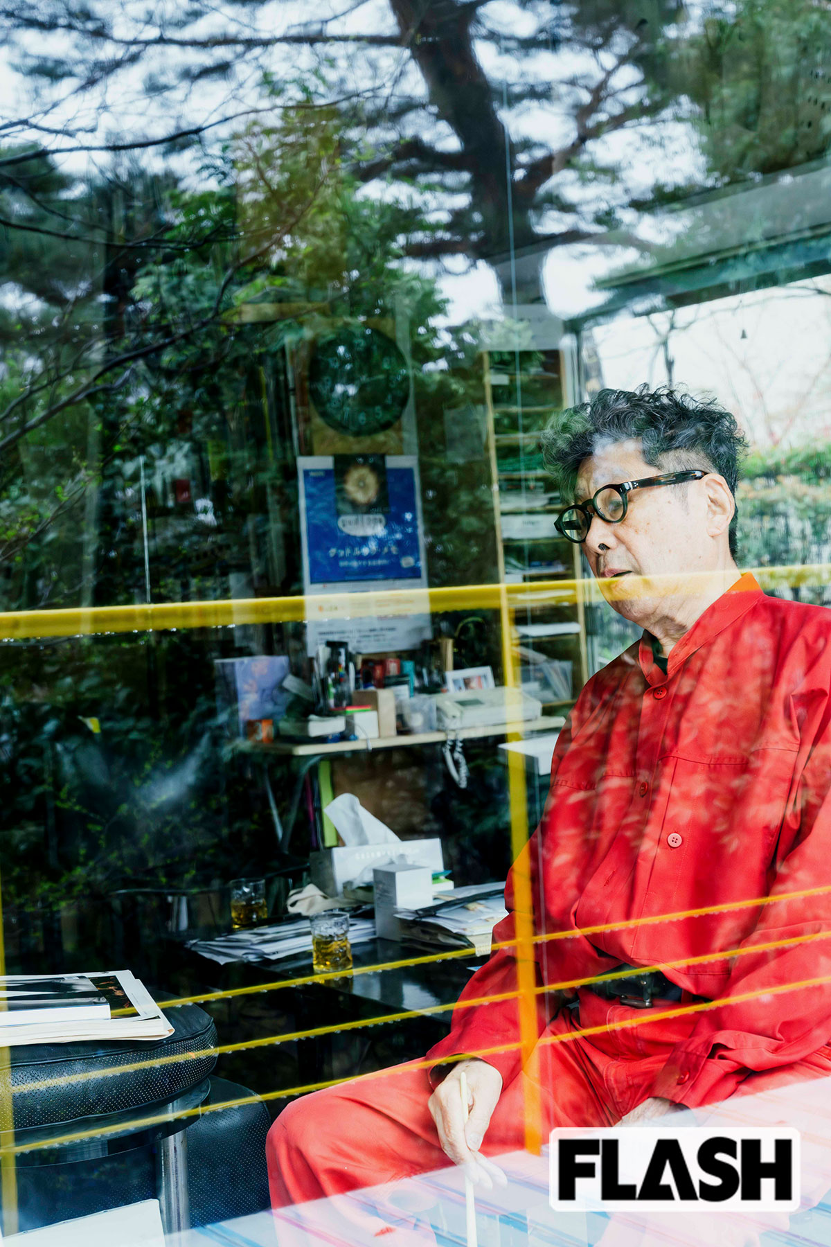 作品と向き合う横尾