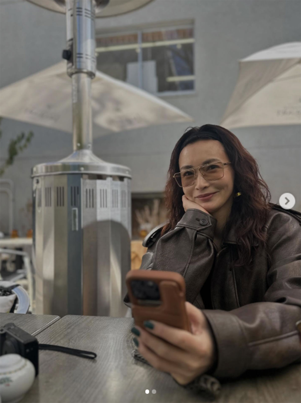 3月26日年下“新恋人”とのデートを報じられた長谷川京子。その際、この投稿と同じ、デカサングラスに茶色のブルゾンという服装だった(写真・長谷川京子のInstagram「kyoko.hasegawa.722」より)