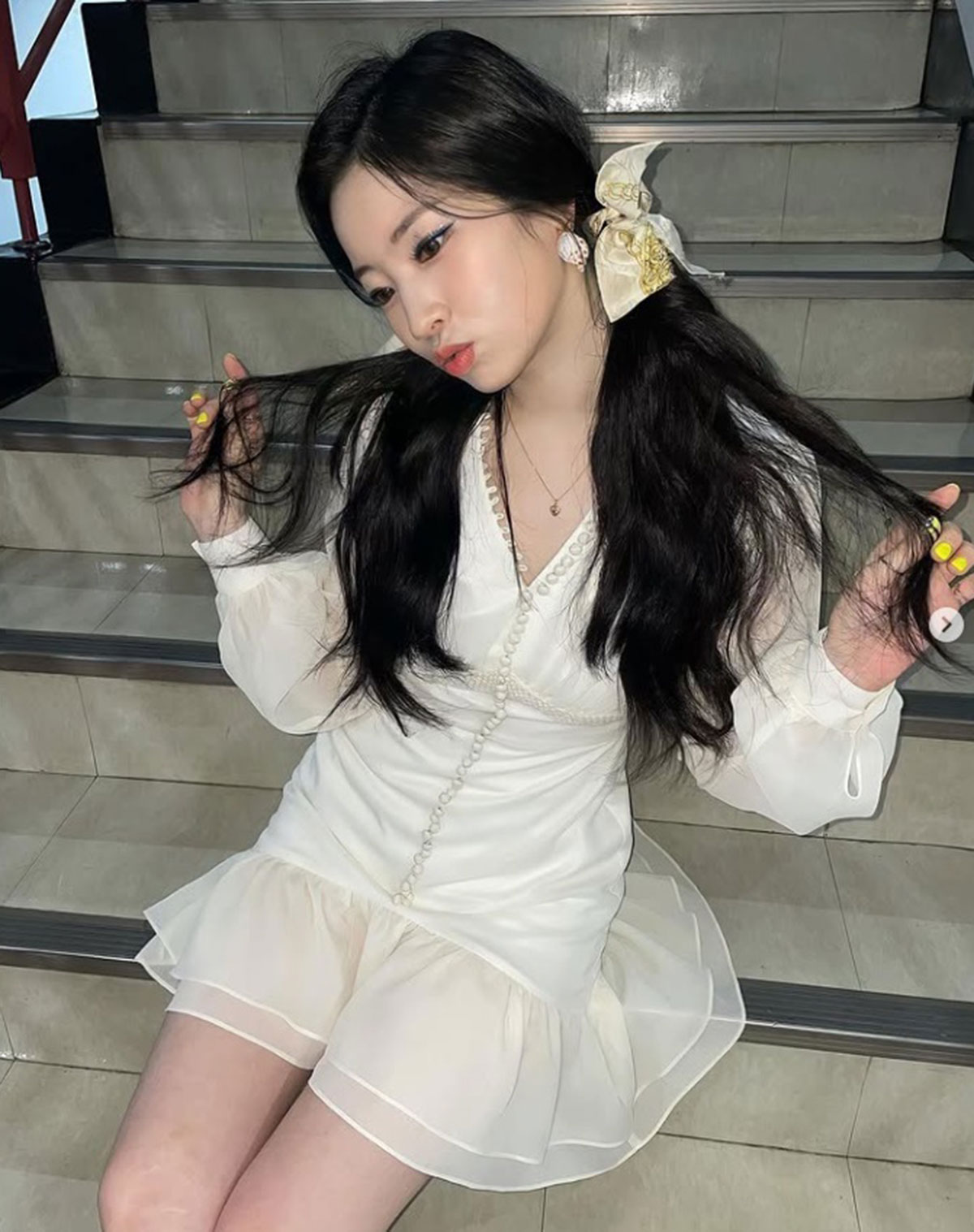 白いミニスカ姿のダヒョン。足首の骨折を受けてしばらく休養をとることになった