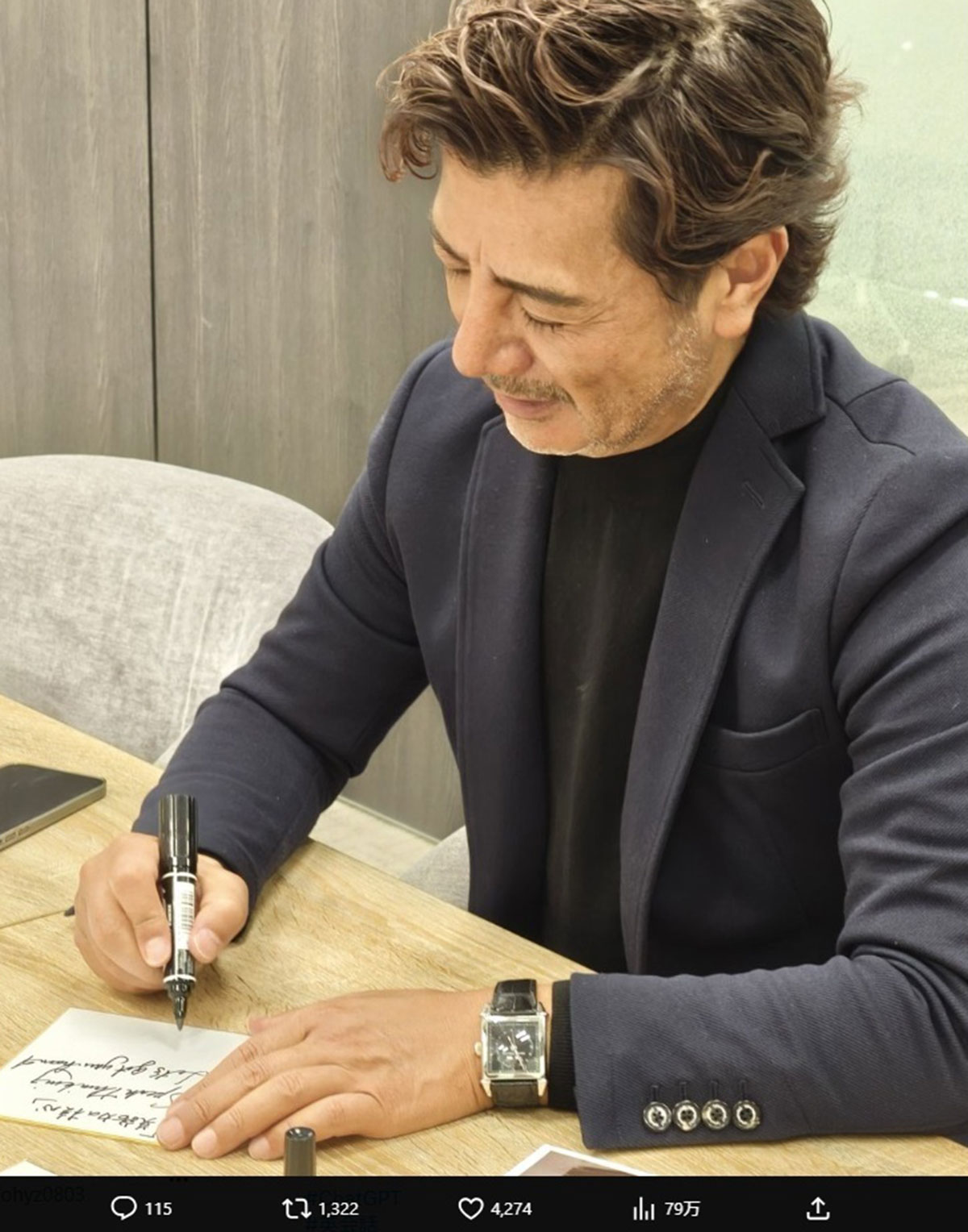 『英語力の核心』を書き下ろしたショーンK。発売を記念してサインをするなどメディア露出が増えている（写真・Xアカウント「アルク出版チーム（公式）」より）