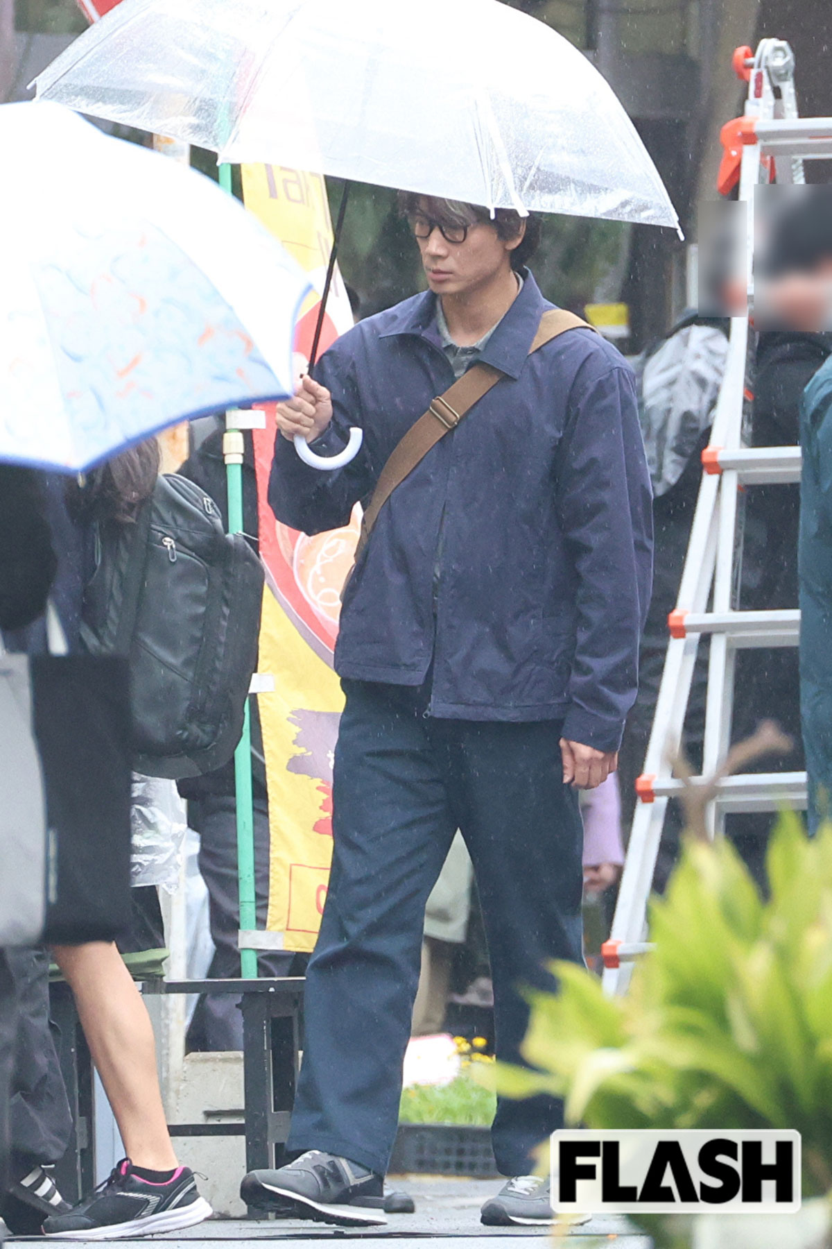 綾野剛 土砂降りロケでクールな姿をキャッチ!“Netflix俳優”として世界を射程に