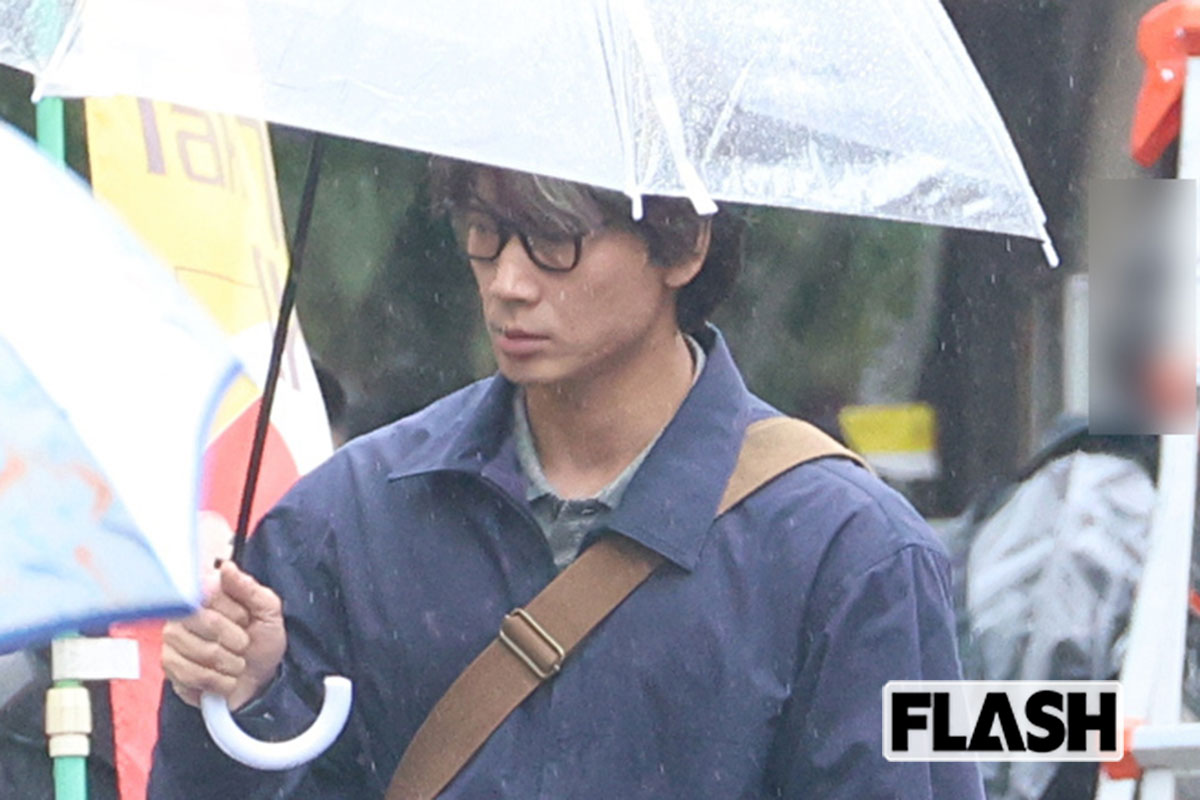 綾野剛　土砂降りロケでクールな姿をキャッチ！“Netflix俳優”として…